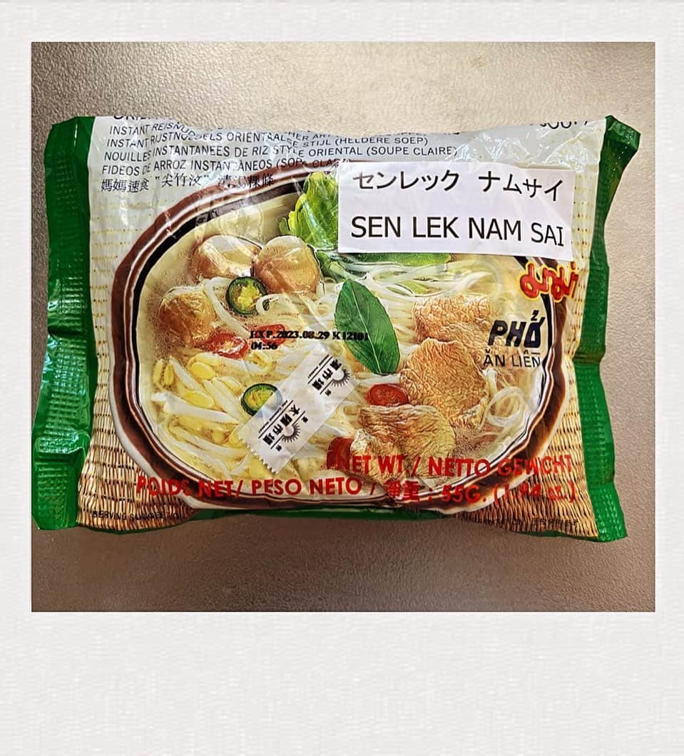 かせきさいだぁさんのインスタグラム写真 - (かせきさいだぁInstagram)「本日の質素亭、頂きモノのタイ・ラーメン『ナムサイ センレック』❤️ナムサイは「透き通ったスープ」、センレックは「太麺」、コレが美味い〜‼︎日本のその辺のフライ麺使ったインスタントラーメンがけし飛ぶウマさ😋『タイ ラーメン』でググると、日本と全く違うラーメン群が現れます〜 #質素亭 #しっそ亭   あーしは今回、業スー水餃子と謎肉、インゲン等足しました〜❤️」10月24日 17時32分 - kasekicider