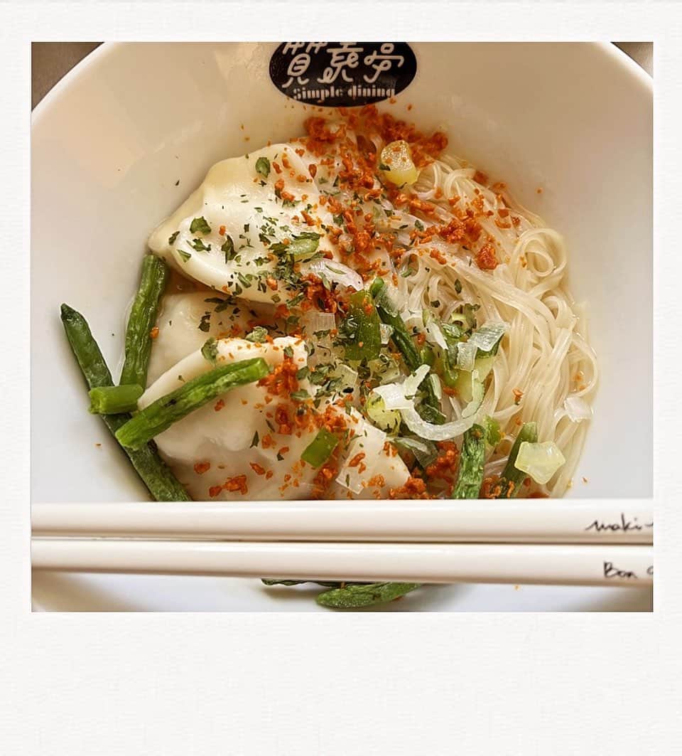 かせきさいだぁのインスタグラム：「本日の質素亭、頂きモノのタイ・ラーメン『ナムサイ センレック』❤️ナムサイは「透き通ったスープ」、センレックは「太麺」、コレが美味い〜‼︎日本のその辺のフライ麺使ったインスタントラーメンがけし飛ぶウマさ😋『タイ ラーメン』でググると、日本と全く違うラーメン群が現れます〜 #質素亭 #しっそ亭   あーしは今回、業スー水餃子と謎肉、インゲン等足しました〜❤️」