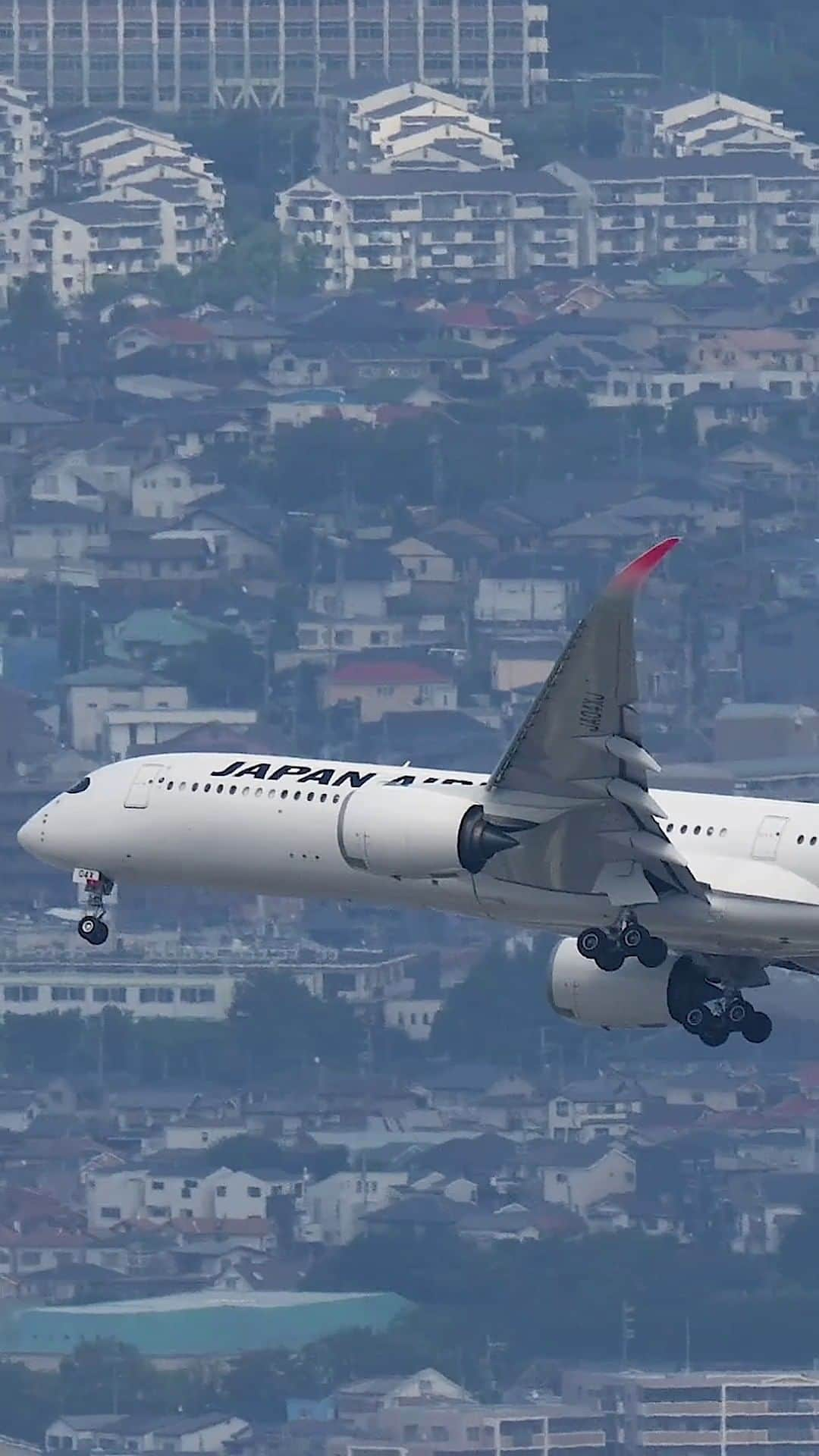 JALのインスタグラム：「. 着陸態勢に入る エアバス #A350 ✈ #UncommonOctober . . Video by @airliners_freak Post your memories with #FlyJAL  #JapanAirlines #JAL #airplane  #✈︎ #着陸 #着陸態勢 #飛行機 #飛行機が好き #飛行機動画 #飛行機撮影 #飛行機のある風景 #飛行機のある空 #飛行機好き #飛行中 #鶴丸 #旅行 #日本航空」