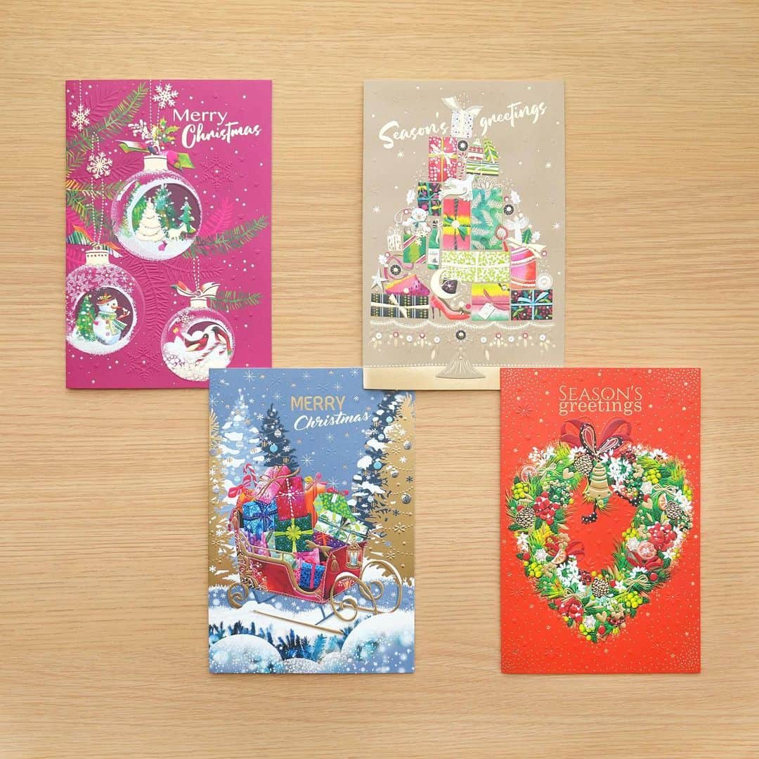 伊東屋さんのインスタグラム写真 - (伊東屋Instagram)「今年もカラーチャートのクリスマスカードが発売🎄  フランスのデザイナーが描いた繊細なタッチやコラージュが魅力的なイラストレーションに、箔押し・エンボスを加えて華やかに仕上げました。 冬のご挨拶にぜひいかがでしょうか。  COLOR CHART Christmas card 2023  ※新柄(画像1枚目)と旧柄(画像3枚目)で価格が異なります。  新柄：¥330 (本体 ¥300)　旧柄：¥308 (本体 ¥280)  ※封筒と中紙が各1枚付属しています。  #christmas#クリスマス#カード#グリーティングカード#ミニカード#輸入カード#インポートカード#お手紙#手紙#レター#cards#greetingcards#carddesign#stationery#銀座伊東屋#伊東屋#ginzaitoya#itoya#文房具#文具#文房具好き#文具好き#文具沼#文房具#stationery#stationeryaddict#stationerylove」10月24日 18時00分 - itoya_official