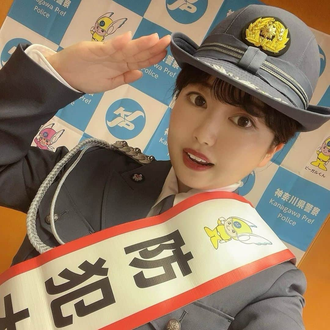 中谷彩伽さんのインスタグラム写真 - (中谷彩伽Instagram)「. 先日、神奈川県警察 一日防犯大使を務めさせていただきました！ 神奈川県警察のYouTubeで防犯に関する動画5本に出演させていただいていますので視聴をお願いします🫶  さて！！ 皆さんの中で刑事ドラマというとなんの作品を最初に思い浮かべますか？  なかやんは、踊る大捜査線！！！ 恐らく全シリーズ50回以上見ているくらい大好きな作品です。(セリフも割と覚えてる...) 踊る大捜査線を見て、幼稚園～小学生の間の約10年間は警察官を目指していました。過去に神奈川県警察の見学や、警察署に見学に行き新聞の取材を受けたこともありました🤫 なので、今回は幼い頃の夢を叶えることができる瞬間でした。(恐らくタイムカプセルとかの手紙にも警察官になりたいって書いてあるので、幼い頃の自分に報告してあげたい...！！💕)  今回着用させていただいた制服は、「警視正」の礼服です👮🏻🚓🚨 室井さんと同じ役職だあ！なんて😉  高校生の頃に交通事故に遭い、警察の方には大変お世話になりました。 いつか交通安全に関する施策にも携われるといいな💭🚗³₃  ✎︎＿＿＿＿＿＿＿＿＿＿＿＿＿＿ オファーを検討して下さっている企業様へ  たくさんのタレントさんがいらっしゃる中から、 なかやんを見つけて下さり、ご検討いただきありがとうございます！ 御社のご希望をヒアリングさせていただき、 過去出演事例など必要資料をご提示させていただくことも可能です。 事務所に所属せず個人で仕事を行っておりますが、個人との取引が難しい場合には、私が登録する法人を介してのオファー受注も行っております。 ぜひ一度プロフィールのメールアドレスよりご連絡をいただけますと幸いです。 ✎︎＿＿＿＿＿＿＿＿＿＿＿＿＿＿ .  . . . #神奈川県警 #神奈川県警察 #防犯大使 #一日防犯大使 #警察 #警察官 #ポリス #POLICE #policegirl #policeofficer #敬礼 #社会貢献 #社会貢献活動 #警察制服  #なかやん #中谷彩伽 #なかやん出演歴 #nonno専属読者モデル #nonno専属読モ #nonno #踊る大捜査線」10月24日 17時35分 - nakaya_ayaka_78