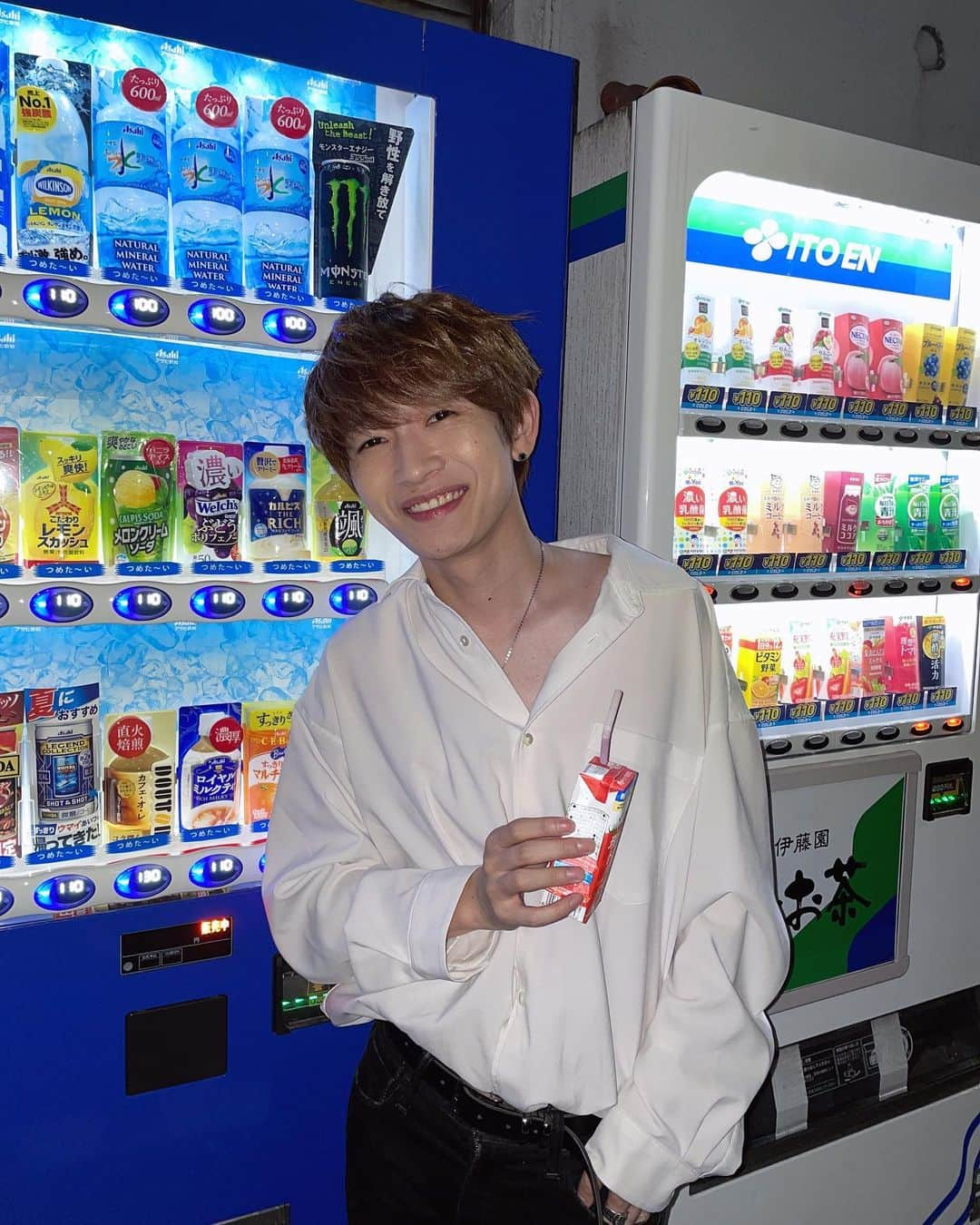 天野眞隆（ナオピー）のインスタグラム：「健康的にトマトジュース🥤🍅 ・ ・ ・ ・ ・ ・ ・ ・  #ootd #韓国ファッション #メンズファッション#ヘアカラー #ポートレート#メンズコーデ#メンズヘア# #職業イケメン#ではない  #nissy #nissymeetsyou #フェイスライン　#japan #おしゃれさんと繋がりたい #instagood #東京 #followforfollowback #f4follow #モノトーンコーデ」