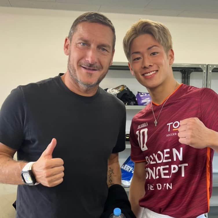 三浦孝太のインスタグラム：「Team Totti ⚽️✨ @francescototti  Thank you🙏🙇‍♂️  久々のサッカー大恥かきました😂💦  後日動画お楽しみに  #totti #francescototti」