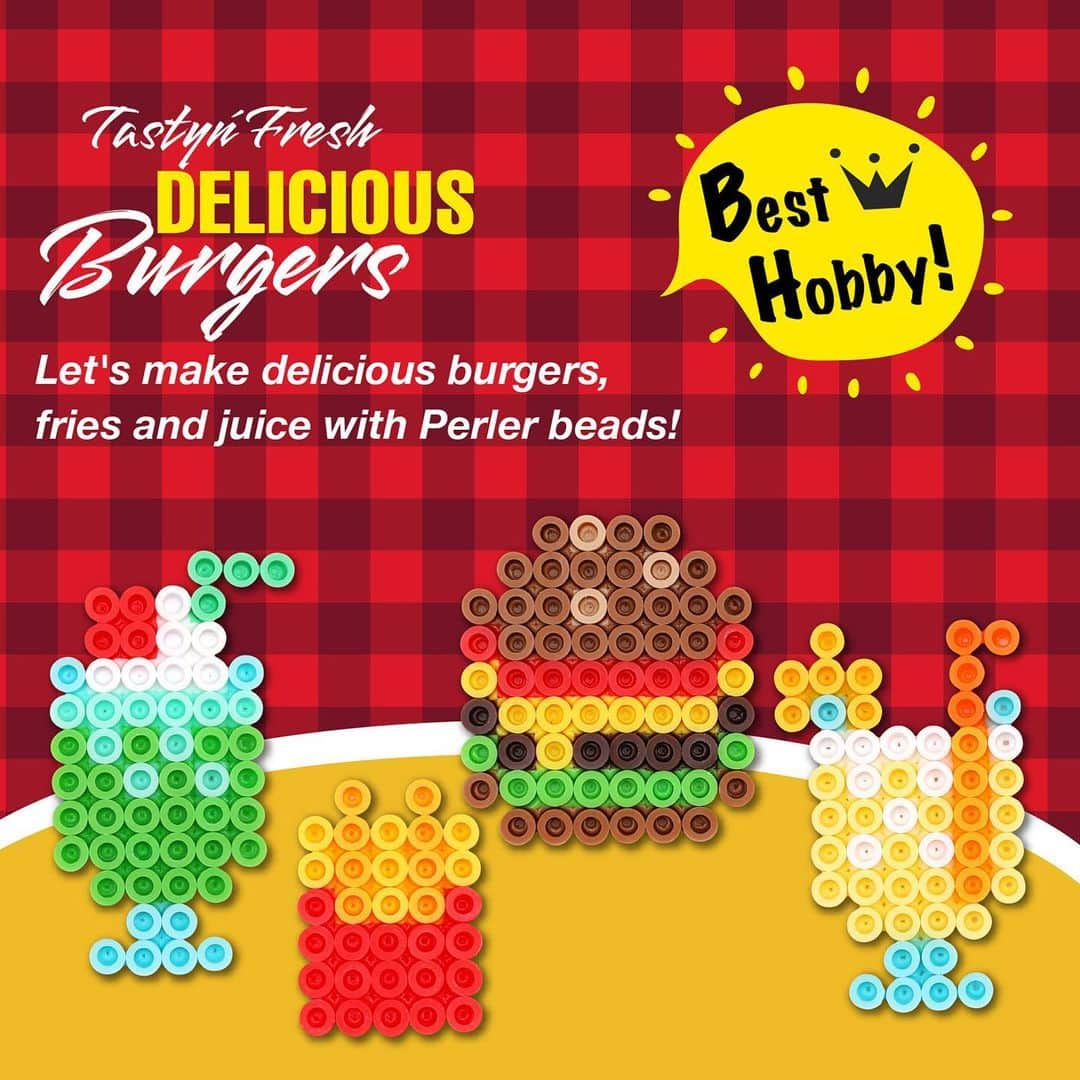 PerlerbeadsJP（パーラービーズ）のインスタグラム：「🍔好評発売中🍔 プレートを重ねて簡単に作れる図案シートセット 「ビーズアートコレクション vol.1」✨  今日は80種類もの図案の中から、ムショ〜に食べたくなるジャンクフードやティータイムな雰囲気たっぷりのミニサイズ作品をご紹介しちゃいます！😋🌭🍟  「ビーズアートコレクション vol.1」には、楽器🎸植物🪴動物🐧乗り物🚙など、他にもいろいろな種類の原寸大図案がいっぱい✨ 初めての方でも作りやすい小さめの作品から、大きめサイズの作品まで豊富なバリエーション😆🎶  そして❣️単色ビーズカラーリストも掲載しているので、欲しい色を買い足すときにとっても便利🌟  よかったらぜひチェックしてくださいね🍰  ※「プレートセット S」各種（別売り）が必要です。  「パーラービーズ ビーズアートコレクション vol.1」 対象年齢5才以上 価格440円（税抜400円） 【セット内容】図案シート×5 ……………………………………………………………… #おうち遊び #室内遊び #指先遊び #色遊び #季節の製作 #秋の製作 #製作遊び #食欲の秋 #食べ物モチーフ #ハンバーガーモチーフ #ミニチュアフード #雨の日の過ごし方 #雨の日の遊び #子どもとの暮らし #ハンドメイド初心者 #子どものいる暮らし #おうち時間 #アイロンビーズ #ironbeads #perlerbeads #パーラービーズ #beadsart  @kawadatoys_official」