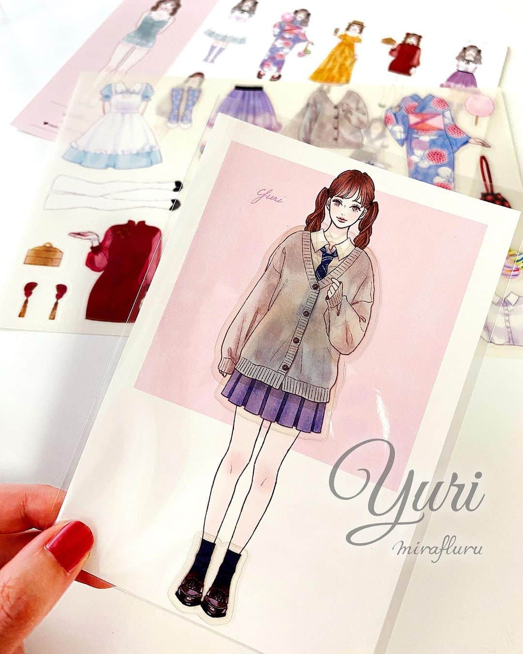 miya(ミヤマアユミ)さんのインスタグラム写真 - (miya(ミヤマアユミ)Instagram)「❤️Yuri ユリ  ファンシーな世界観が好きな学生のユリちゃん。  お名前は大好きなミニチュア作家の　@bonnechance_yuri さんからお借りしました🥰  ファッションを楽しむ5人の女の子達を描きました👚👗👖👕👘  FASHION GIRLS 💜Rin リン 💙Kanon カノン 💚Emma エマ 💛Lala ララ ❤️Yuri ユリ  服や靴、小物、ウィッグを変えて遊べる着せ替えシールです。 組み合わせ次第で、何通りものコーディネートが作れます👚👖👗👠👟  作ったコーデは5人全員に着せ替える事ができます。  2枚目と最後が遊び方の動画になっています。  #ミニチュアアート展2023 #ミニチュアアート展  #artwork #デジタルイラスト #photoshop #fresco #art #illust #illustration #draw #illustrator #イラスト #イラストレーター #ファッション #fashion #ファッションイラスト #ファッションイラストレーター #着せ替え #きせかえ #女の子イラスト #プレゼント #カジュアル #制服　#ガーリー」10月24日 17時36分 - miya78pic