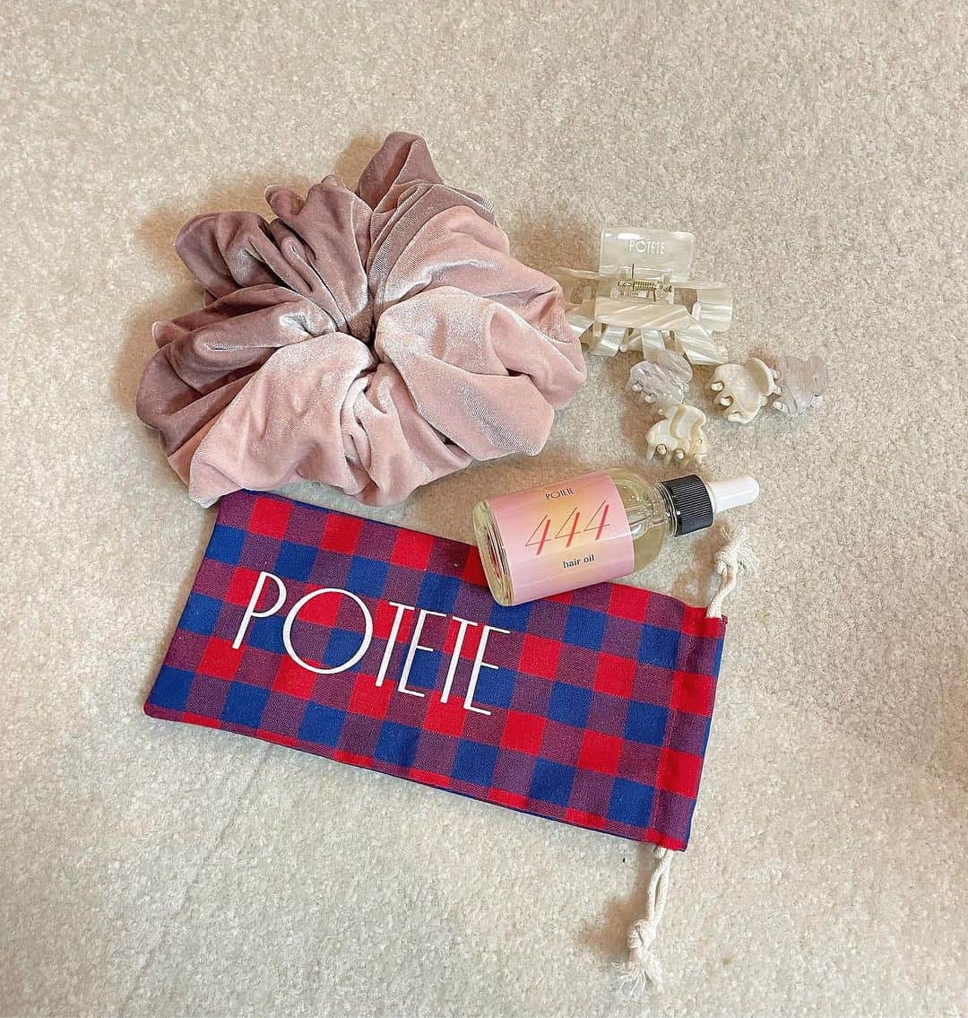 木部明美のインスタグラム：「・ ⁡ #愛してやまないヘアケア ⁡ POTETE @potete_potete  ⁡ ●444 ヘア オイル POTETEから初のヘアオイル♡ エンジェルナンバー444！happyがプラスされるお守りオイル✨ 香りはローズシトラス🌹 いい香りです〜♡♡♡ ⁡ ⁡ とってもかわいいヘアアクセサリーと 一緒に使ってみてください☺️  Director @annashimazaki.com77  #hairmake#make#hair#きべヘアー#きべメイク#🍡」