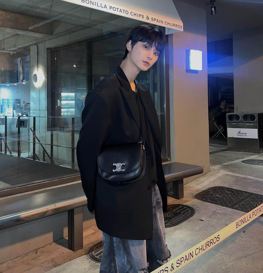 キム・ヒョングォンのインスタグラム：「#광고 #CELINEHOMME 🖤」