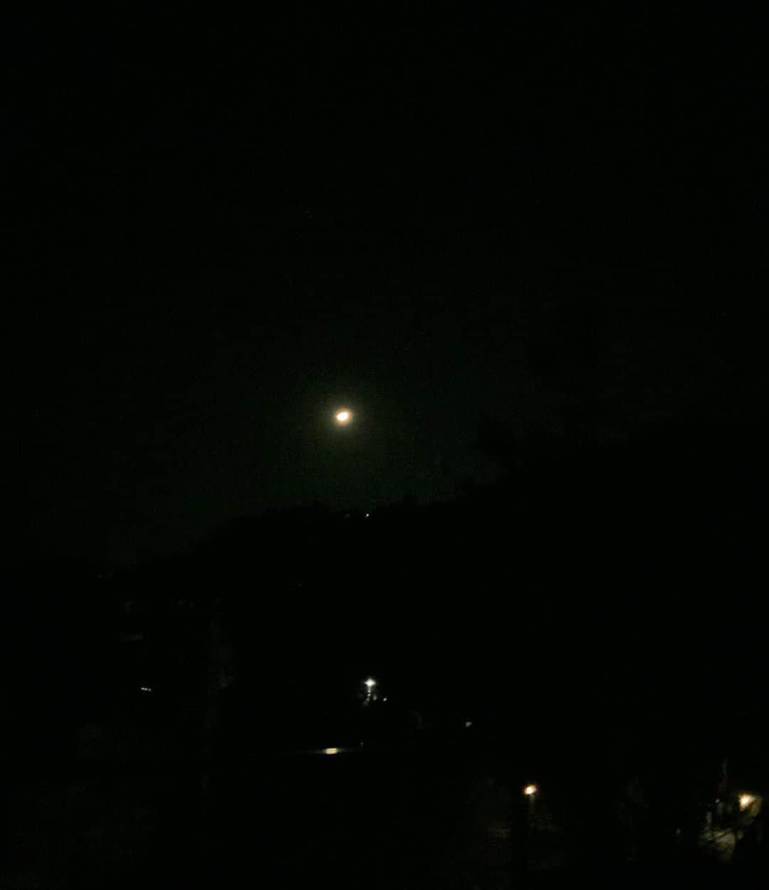 ヒロミチナカノのインスタグラム：「昨日の11時過ぎ南西の空に盃のような月が.. #moon」