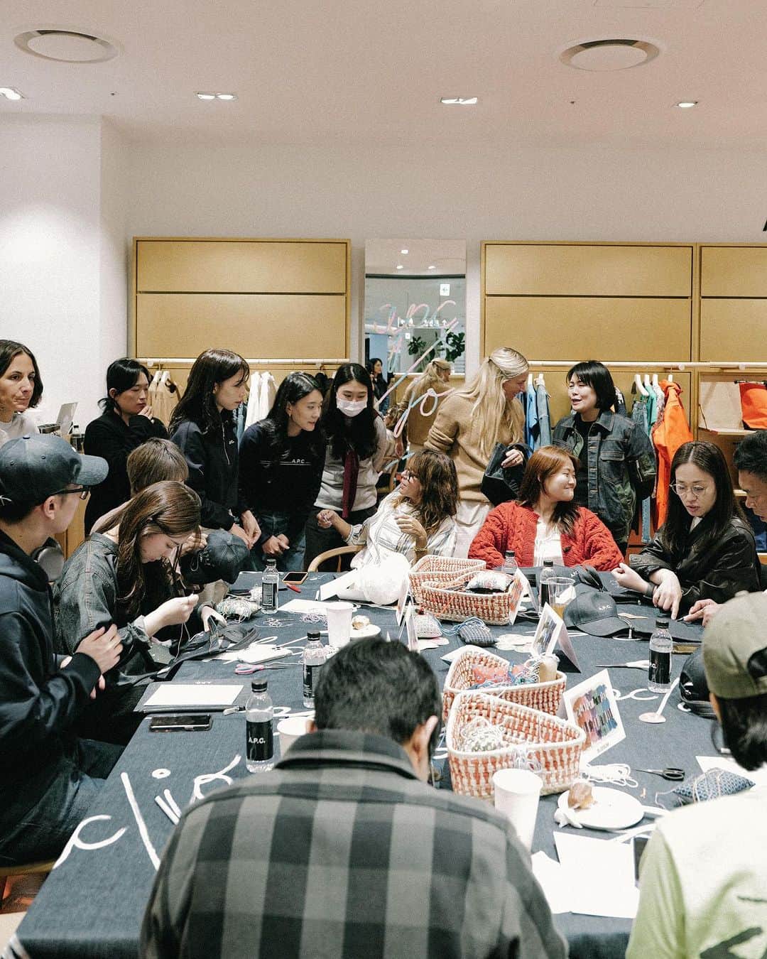 アーペーセーのインスタグラム：「Sewin n' Strummin' round two — Seoul edition !   The Seoul A.P.C. fam joined us for a workshop with the creative behind our famous quilts, Jessica Ogden @the_cats_whiskers   A pioneer of the customization movement of the early 1990s and an early adopter of upcycling, Jessica has been drawing and sewing since childhood. After launching her own brand in England, she returned to live in Jamaica, where she grew up. She created the Madras collection with A.P.C. in 2006 and introduced the Quilts project in 2010, born from the interest she shares with Jean for patchwork, as well as a desire to revive the accumulated stocks of A.P.C. fabrics over the seasons.  #APCparis」