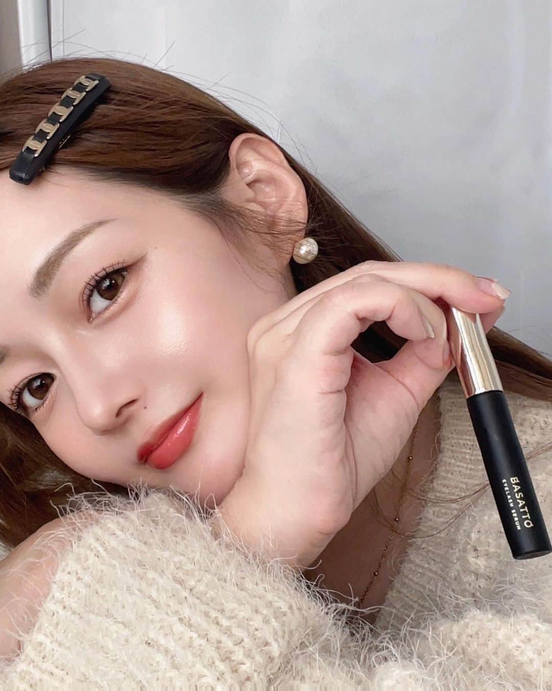 大田くるみのインスタグラム：「最近のまつ毛ケア事情👀🩵  今使ってるまつげ美容液が 色素沈着0を目指して作ったものなの！  ☑︎BASATTO EYELASH SERUM @basatto_official  敏感な目元に使うものだから 低刺激なものを使いたいよね♡  こちらはまつげだけではなく、 眉や髪の生え際にも使えるので それもすごい！✨  ストーリーに載せておきます🥰  ※オイルフリー、アルコールフリー、シリコンフリー、鉱物油フリーパラベンフ リー、合成香料フリー、合成着色料フリー . . . #BASATTO #バサット #まつ毛美容液」