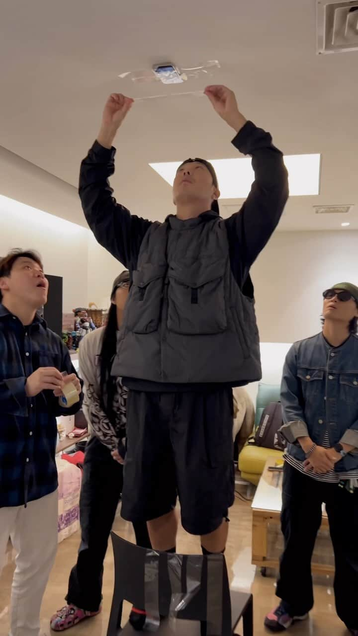 ハハのインスタグラム：「ceiling trend 😎 #하하 #haha #키위랩 #kiwelab #ceilingtrend」