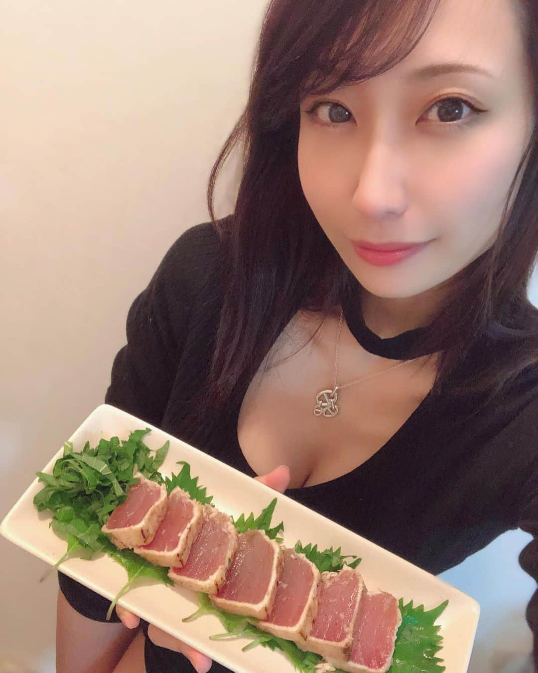 紺野ミクのインスタグラム：「今夜はまぐろのたたきでーす🤭🐟❤️栄養たっぷりのご飯用意しとくから寄り道厳禁っ😡💝  Recommended Japanese Tuna💕Let's eat together😍✨ . . 【小田原さかなセンター まぐろや】(@osc.maguroya )さんの『炭火焼きマグロのガーリックたたき』をお取り寄せ🐟✨  焼津港水揚げのマグロを黒胡椒入りのガーリックオイルで味付けし、外側は炭火で香ばしく焼いたたたきです💕   パックに入っているので、食べる8時間前に自然解凍し、あとは切るだけの簡単調理！  ガーリックと黒胡椒の風味がめちゃくちゃ強いので、にんにく好きな方には本当におすすめ😍ガーリックオイルで味がついてるのでそのままでももちろん美味しいんだけど、大葉やレモン、ちょっとお塩かけて食べたらもう最高❣️❣️  こんなんお酒がすすみすぎる～🤤🍶  サラダに混ぜたり、カルパッチョやまぐろのたたき丼としても食べるのもおすすめ💓  美味しくてあっという間になくなった🤣wご馳走様でした～😋🍴✨  🛒🫧炭火焼きマグロのガーリックたたき 2人前 ¥1,200(税込) . . . PR @osc.maguroya #まぐろや #マグロのたたき #マグロ料理 #にんにく料理 #通販グルメ #お取り寄せグルメ #小田原さかなセンター  #お取り寄せ  #おつまみ」