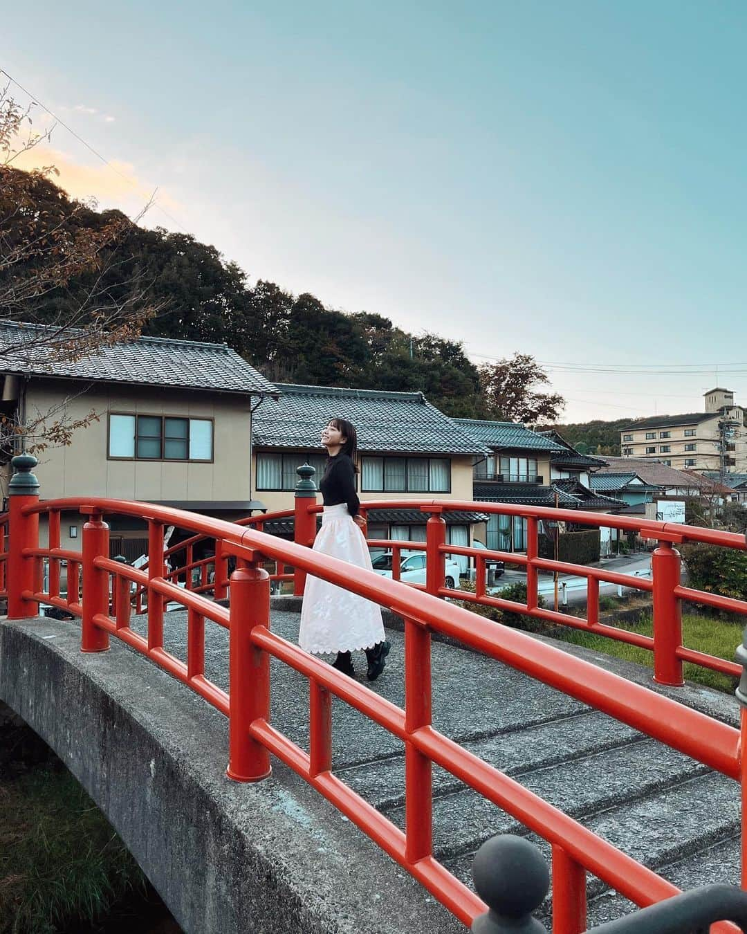 倉中るなさんのインスタグラム写真 - (倉中るなInstagram)「神在月に出雲大社へ参拝へ。 砂を持ち帰っていたら白鳥が挨拶に来てくれて サプライズいっぱいの家族旅行でした。🪽  #出雲大社#稲佐の浜#白鳥#砂 #神在月#島根県#島根観光#しめ縄 #玉造温泉#足立美術館#日本庭園」10月24日 17時49分 - runa_kuranaka