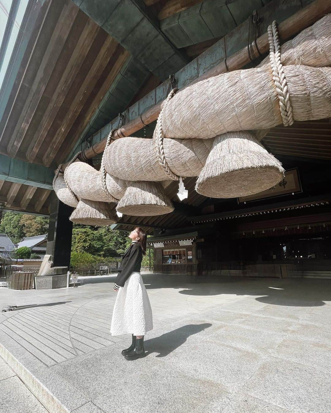 倉中るなさんのインスタグラム写真 - (倉中るなInstagram)「神在月に出雲大社へ参拝へ。 砂を持ち帰っていたら白鳥が挨拶に来てくれて サプライズいっぱいの家族旅行でした。🪽  #出雲大社#稲佐の浜#白鳥#砂 #神在月#島根県#島根観光#しめ縄 #玉造温泉#足立美術館#日本庭園」10月24日 17時49分 - runa_kuranaka