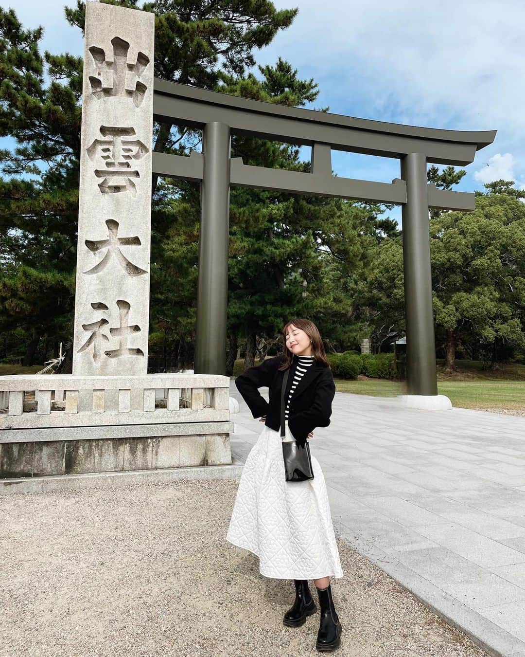 倉中るなのインスタグラム：「神在月に出雲大社へ参拝へ。 砂を持ち帰っていたら白鳥が挨拶に来てくれて サプライズいっぱいの家族旅行でした。🪽  #出雲大社#稲佐の浜#白鳥#砂 #神在月#島根県#島根観光#しめ縄 #玉造温泉#足立美術館#日本庭園」