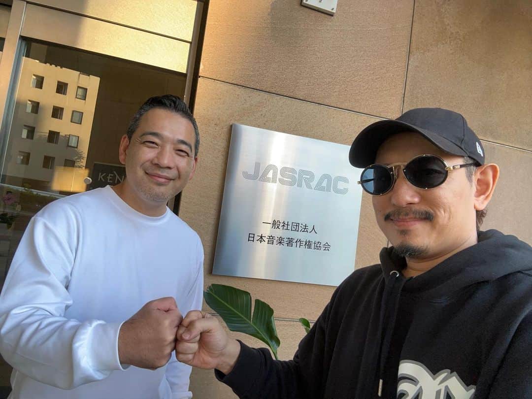 三木道三のインスタグラム：「JASRAC理事でもあり、国内外の音楽業界を跨いで繋いでる、”音楽ビジネスインキ ュベーター”の鈴木さん @SuzukiTaka と JASRAC訪問。 音楽NFTとかの談義させてもらった！ アーティスト/作家/NFT出品者としての声も聞いてもらった。 彼らは少なくとも新しい音楽ビジネスやテクノロジーに後ろ向きじゃないのが分かった。 ただ、事例が細分化されてて線引きや規定作りに時間がかかってる。 レコード→CD→MD→iTunes→サブスク →NFT また、音楽業界や表現の新しい時代が来るね！」