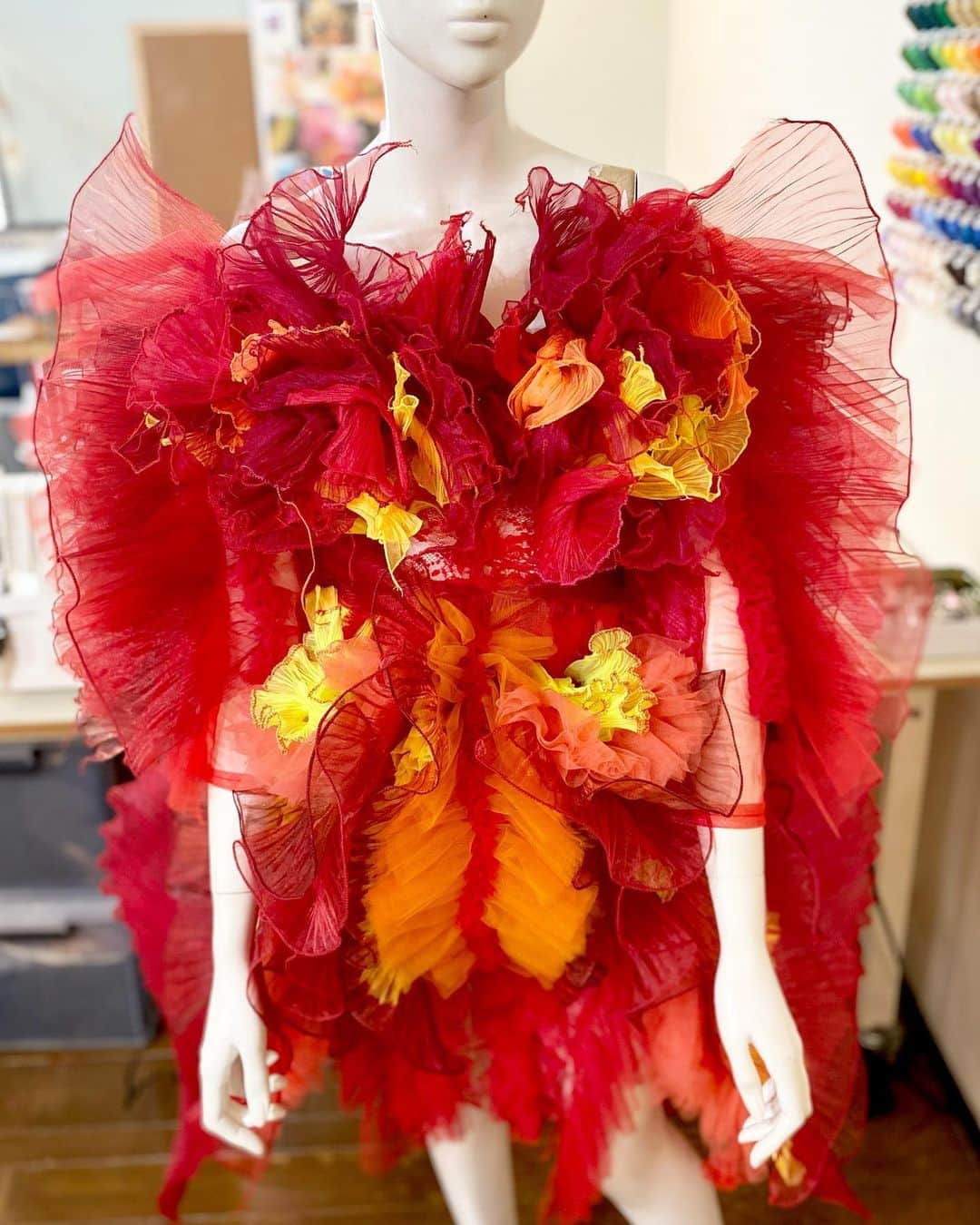 ARAKI SHIROさんのインスタグラム写真 - (ARAKI SHIROInstagram)「-details on red creature costume- The red creature-like costume would consist of many irregular hand-pleated details.The organic costume seems to be floating in the ocean or floating in the air.  #ARAKISHIRO  #emergingdesigner  #upnextdesigner  #fashionforbankrobbers  #1granary  #thevanillaissue  #sculpturalfashion  #dazedanddiscovered  #alwaysupportalent #fashiondetails」10月24日 17時51分 - arakishiro