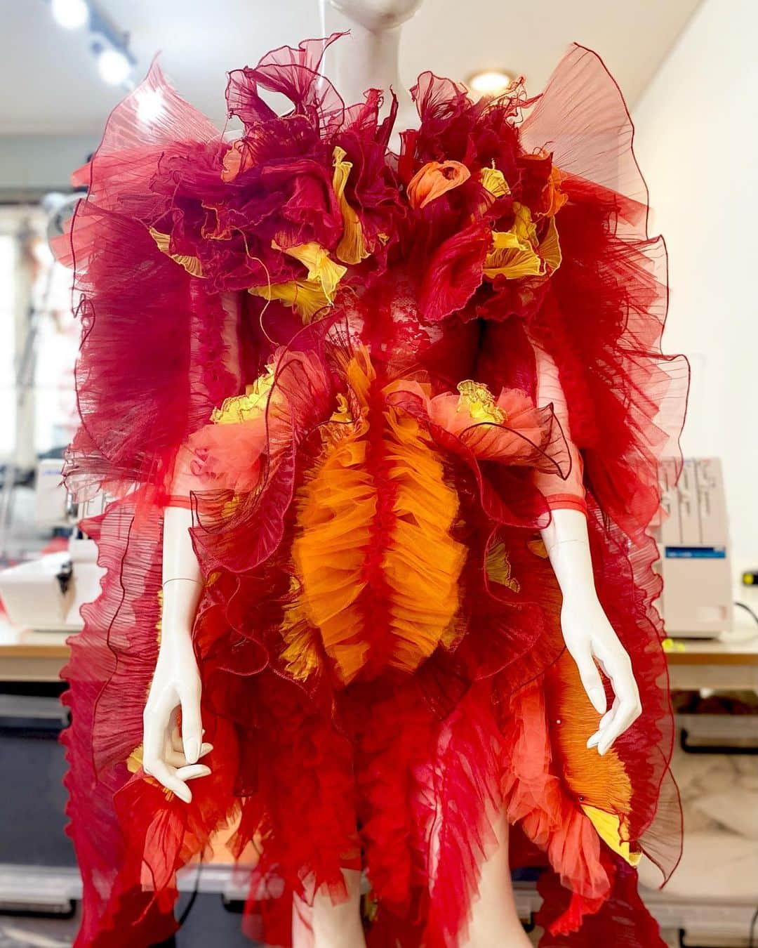 ARAKI SHIROさんのインスタグラム写真 - (ARAKI SHIROInstagram)「-details on red creature costume- The red creature-like costume would consist of many irregular hand-pleated details.The organic costume seems to be floating in the ocean or floating in the air.  #ARAKISHIRO  #emergingdesigner  #upnextdesigner  #fashionforbankrobbers  #1granary  #thevanillaissue  #sculpturalfashion  #dazedanddiscovered  #alwaysupportalent #fashiondetails」10月24日 17時51分 - arakishiro