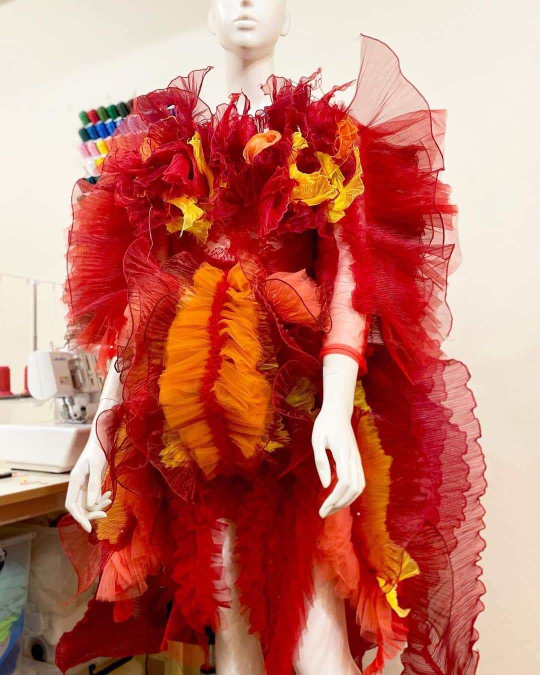 ARAKI SHIROのインスタグラム：「-details on red creature costume- The red creature-like costume would consist of many irregular hand-pleated details.The organic costume seems to be floating in the ocean or floating in the air.  #ARAKISHIRO  #emergingdesigner  #upnextdesigner  #fashionforbankrobbers  #1granary  #thevanillaissue  #sculpturalfashion  #dazedanddiscovered  #alwaysupportalent #fashiondetails」