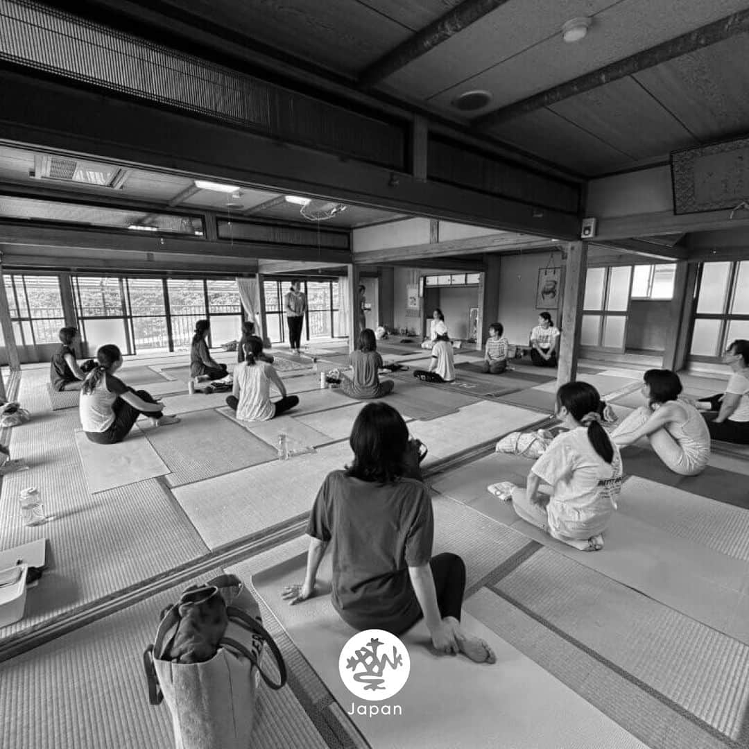 マンドゥカ 日本公式アカウントさんのインスタグラム写真 - (マンドゥカ 日本公式アカウントInstagram)「📃Event Playback - Relation Yoga City Fest 2023  9/15-17 MandukaアンバサダーTAKAさん（@taka_synergy ）開催イベント「リレーションヨガシティーフェス 2023 秋」が開催されました。  👉リレーションヨガシティーフェスとは 地域の健康を守る各地域のスタジオや団体が協調して一斉に健幸をテーマに地域振興イベントを開催するお祭り。  神奈川県、千葉県の地域を繋いで ”ヨガで地域振興 ” を目指しています。  2023.09.15～09.17 神奈川県を中心に6地域にて開催  ■TAKA 先生 コメント  生きる！  ということをいろいろな視点からフォーカスしながら、ヨガと他のエッセンスを繋いだイベントを各地域で開催しました。  ヨガとコラボしたイベントは下記のテーマです。  ✅子ども ✅高齢化社会 ✅スポーツ(ラグビー) ✅スポーツ(フットサル) ✅寺離れが進むお寺 ✅過疎化が進む町 ✅最近流行りの筋トレジム ✅自然破壊から砂浜がどんどん小さくなっている砂浜 ✅行政が力を入れているコミュニティー施設 ✅コロナ後に運営が難しくやる気が出るきっかけが欲しいスタジオ ✅アユシュ省と提携している神奈川県でヨガを広めたいと思っている人々(県議会議員と市議会議員が協力) ✅インバウンドを狙い海外に情報発信したい観光地(市議会議員と観光協会が協力) ✅合併でしか存続できない乗り遅れた地域にある神奈川県を代表する有名なお寺 ✅日本の伝統的な食文化である蕎麦をヨガ、蕎麦打ち、実食を蕎麦屋でする  すべてのイベントが終わった後に各会場のスタッフが集まりで、それぞれの立場からウェルネスを語り、今後の抱負を語る交流イベントを開催しました。  このイベントを通して、日本が抱える数多くの問題と向き合えた気がします。 ヨガから社会を眺める、とても社会派のイベントでした。  ブログでもご紹介しております。 https://manduka.jp/event/yogaevent-20231016/  #manduka #manduka_japan #マンドゥカ #mandukayoga #mandukayogamat #マンドゥカヨガマット #ヨガマット #マンドゥカアンバサダー #ヨガレッスン #ヨガインストラクター #ヨガイベント #ヨガ体験 #ヨガ教室 #ヨガ講師 #ヨガ初心者 #ヨガワークショップ #yogaevent」10月24日 17時53分 - manduka_japan