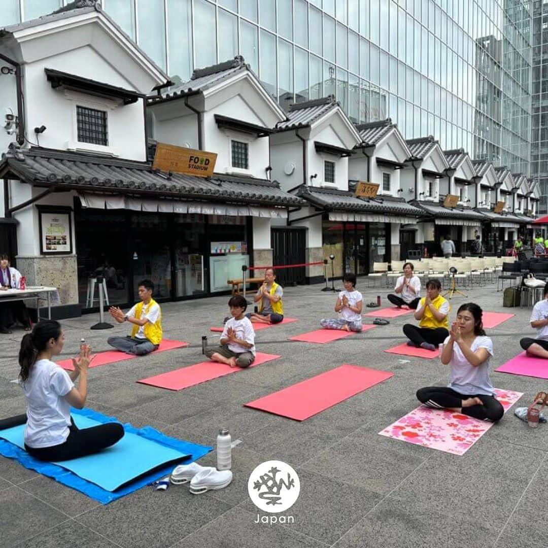 マンドゥカ 日本公式アカウントさんのインスタグラム写真 - (マンドゥカ 日本公式アカウントInstagram)「📃Event Playback - Relation Yoga City Fest 2023  9/15-17 MandukaアンバサダーTAKAさん（@taka_synergy ）開催イベント「リレーションヨガシティーフェス 2023 秋」が開催されました。  👉リレーションヨガシティーフェスとは 地域の健康を守る各地域のスタジオや団体が協調して一斉に健幸をテーマに地域振興イベントを開催するお祭り。  神奈川県、千葉県の地域を繋いで ”ヨガで地域振興 ” を目指しています。  2023.09.15～09.17 神奈川県を中心に6地域にて開催  ■TAKA 先生 コメント  生きる！  ということをいろいろな視点からフォーカスしながら、ヨガと他のエッセンスを繋いだイベントを各地域で開催しました。  ヨガとコラボしたイベントは下記のテーマです。  ✅子ども ✅高齢化社会 ✅スポーツ(ラグビー) ✅スポーツ(フットサル) ✅寺離れが進むお寺 ✅過疎化が進む町 ✅最近流行りの筋トレジム ✅自然破壊から砂浜がどんどん小さくなっている砂浜 ✅行政が力を入れているコミュニティー施設 ✅コロナ後に運営が難しくやる気が出るきっかけが欲しいスタジオ ✅アユシュ省と提携している神奈川県でヨガを広めたいと思っている人々(県議会議員と市議会議員が協力) ✅インバウンドを狙い海外に情報発信したい観光地(市議会議員と観光協会が協力) ✅合併でしか存続できない乗り遅れた地域にある神奈川県を代表する有名なお寺 ✅日本の伝統的な食文化である蕎麦をヨガ、蕎麦打ち、実食を蕎麦屋でする  すべてのイベントが終わった後に各会場のスタッフが集まりで、それぞれの立場からウェルネスを語り、今後の抱負を語る交流イベントを開催しました。  このイベントを通して、日本が抱える数多くの問題と向き合えた気がします。 ヨガから社会を眺める、とても社会派のイベントでした。  ブログでもご紹介しております。 https://manduka.jp/event/yogaevent-20231016/  #manduka #manduka_japan #マンドゥカ #mandukayoga #mandukayogamat #マンドゥカヨガマット #ヨガマット #マンドゥカアンバサダー #ヨガレッスン #ヨガインストラクター #ヨガイベント #ヨガ体験 #ヨガ教室 #ヨガ講師 #ヨガ初心者 #ヨガワークショップ #yogaevent」10月24日 17時53分 - manduka_japan