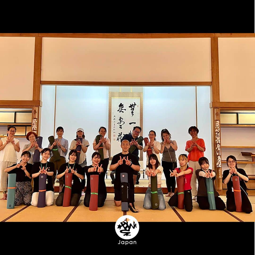 マンドゥカ 日本公式アカウントさんのインスタグラム写真 - (マンドゥカ 日本公式アカウントInstagram)「📃Event Playback - Relation Yoga City Fest 2023  9/15-17 MandukaアンバサダーTAKAさん（@taka_synergy ）開催イベント「リレーションヨガシティーフェス 2023 秋」が開催されました。  👉リレーションヨガシティーフェスとは 地域の健康を守る各地域のスタジオや団体が協調して一斉に健幸をテーマに地域振興イベントを開催するお祭り。  神奈川県、千葉県の地域を繋いで ”ヨガで地域振興 ” を目指しています。  2023.09.15～09.17 神奈川県を中心に6地域にて開催  ■TAKA 先生 コメント  生きる！  ということをいろいろな視点からフォーカスしながら、ヨガと他のエッセンスを繋いだイベントを各地域で開催しました。  ヨガとコラボしたイベントは下記のテーマです。  ✅子ども ✅高齢化社会 ✅スポーツ(ラグビー) ✅スポーツ(フットサル) ✅寺離れが進むお寺 ✅過疎化が進む町 ✅最近流行りの筋トレジム ✅自然破壊から砂浜がどんどん小さくなっている砂浜 ✅行政が力を入れているコミュニティー施設 ✅コロナ後に運営が難しくやる気が出るきっかけが欲しいスタジオ ✅アユシュ省と提携している神奈川県でヨガを広めたいと思っている人々(県議会議員と市議会議員が協力) ✅インバウンドを狙い海外に情報発信したい観光地(市議会議員と観光協会が協力) ✅合併でしか存続できない乗り遅れた地域にある神奈川県を代表する有名なお寺 ✅日本の伝統的な食文化である蕎麦をヨガ、蕎麦打ち、実食を蕎麦屋でする  すべてのイベントが終わった後に各会場のスタッフが集まりで、それぞれの立場からウェルネスを語り、今後の抱負を語る交流イベントを開催しました。  このイベントを通して、日本が抱える数多くの問題と向き合えた気がします。 ヨガから社会を眺める、とても社会派のイベントでした。  ブログでもご紹介しております。 https://manduka.jp/event/yogaevent-20231016/  #manduka #manduka_japan #マンドゥカ #mandukayoga #mandukayogamat #マンドゥカヨガマット #ヨガマット #マンドゥカアンバサダー #ヨガレッスン #ヨガインストラクター #ヨガイベント #ヨガ体験 #ヨガ教室 #ヨガ講師 #ヨガ初心者 #ヨガワークショップ #yogaevent」10月24日 17時53分 - manduka_japan