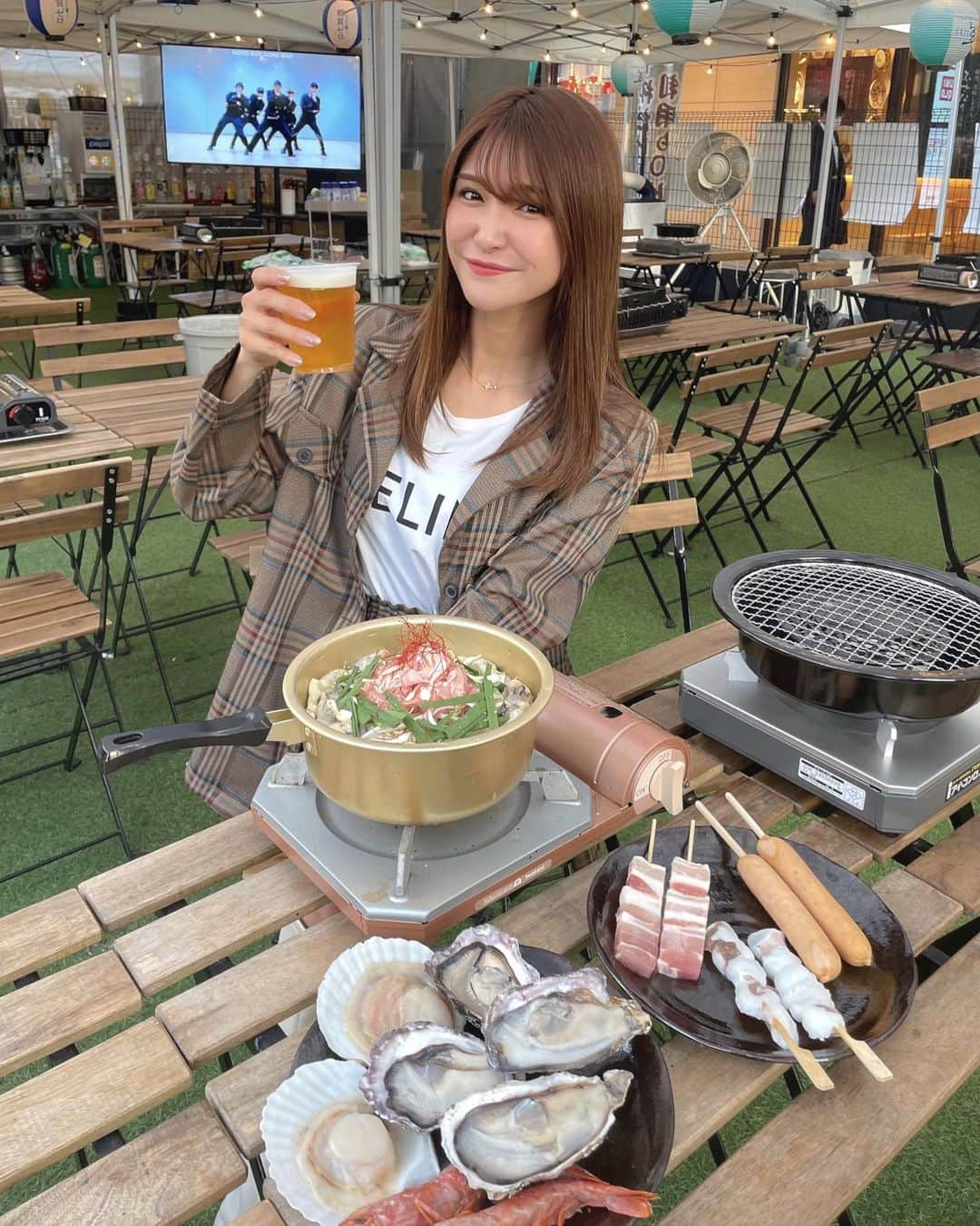 田尻夏樹（なつきんぐ）さんのインスタグラム写真 - (田尻夏樹（なつきんぐ）Instagram)「BBQが楽しい時期になってきました🤤💕 　 最近BBQばかりしてる😂✨  梅田の真ん中でBBQ出来るのは知ってる？？ 梅田駅より徒歩すぐのリンクス梅田1階にある @kakigoya_kakiq  は開放的なテラス席で 漁港直送で新鮮な海鮮BBQやお鍋が楽しめるお店🍲 　 姫路漁港から直送される牡蠣は ぷりっぷりで超クリーミー🦪 　 飲み放題もセルフだからついついたくさん飲んじゃう🍺 大型モニターでスポーツ観戦もできるので みんなでわいわいしたい時にはオススメ♡  　 雨天でも利用でき 貸切や持ち込みプランもあり♪  チェックしてみて✨✨ 　 　 #牡蠣小屋  #牡蠣　 #かきQ #pr」10月24日 17時53分 - tajiri_natsuki