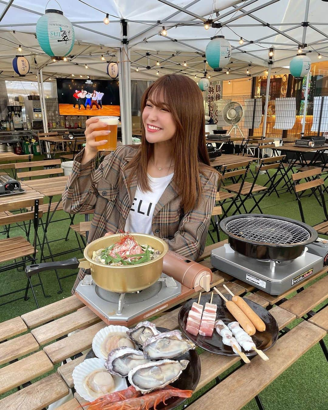 田尻夏樹（なつきんぐ）さんのインスタグラム写真 - (田尻夏樹（なつきんぐ）Instagram)「BBQが楽しい時期になってきました🤤💕 　 最近BBQばかりしてる😂✨  梅田の真ん中でBBQ出来るのは知ってる？？ 梅田駅より徒歩すぐのリンクス梅田1階にある @kakigoya_kakiq  は開放的なテラス席で 漁港直送で新鮮な海鮮BBQやお鍋が楽しめるお店🍲 　 姫路漁港から直送される牡蠣は ぷりっぷりで超クリーミー🦪 　 飲み放題もセルフだからついついたくさん飲んじゃう🍺 大型モニターでスポーツ観戦もできるので みんなでわいわいしたい時にはオススメ♡  　 雨天でも利用でき 貸切や持ち込みプランもあり♪  チェックしてみて✨✨ 　 　 #牡蠣小屋  #牡蠣　 #かきQ #pr」10月24日 17時53分 - tajiri_natsuki