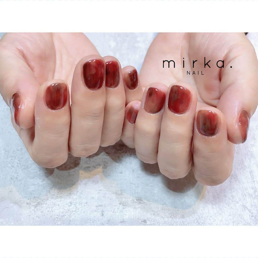 mirka. NAIL(ミルカネイル)のインスタグラム：「⁡ ⁡ ⁡ 紅葉のようなニュアンスネイル🍂 ⁡ ⁡ ⁡ ⁡ …………………………………………………………… ⁡ ご予約、お問い合わせは LINE ID⇒ @mirka.nail (@含む)まで。 ⁡ ご新規様はハイライトの「ご案内」と「ご予約方法」を必ずお読みいただいてからご予約くださいますようお願いいたします。 空き状況や詳細はLINEの投稿からご確認ください。 ⁡ ⁡ ⁡ ⁡ #mirkanail#nails#nail#nailart#naildesign #ショートネイル#ネイルアート#ネイルデザイン#ネイル#大人ネイル#シンプルネイル#オフィスネイル#ニュアンスネイル#ナチュラルネイル#カジュアルネイル#ショートネイルデザイン#美甲#秋ネイル#秋ネイル2023 #プライベートサロン#プライベートネイルサロン#東京ネイルサロン#東京ネイル#江東区ネイルサロン#森下#清澄白河 ⁡」