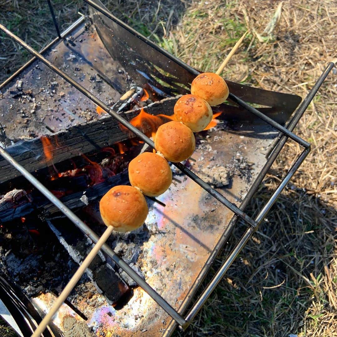 You Iwamotoのインスタグラム：「スーパーでシュウマイを買う時に目に入ったお菓子で閃いた。  チョコあ〜んぱん串の炙り焼き  焚き火であっためたらふんわりするかなーと思ったら、外側カリッと、中フワトロの新食感のチョコあ〜んぱんに。これはイケる。」