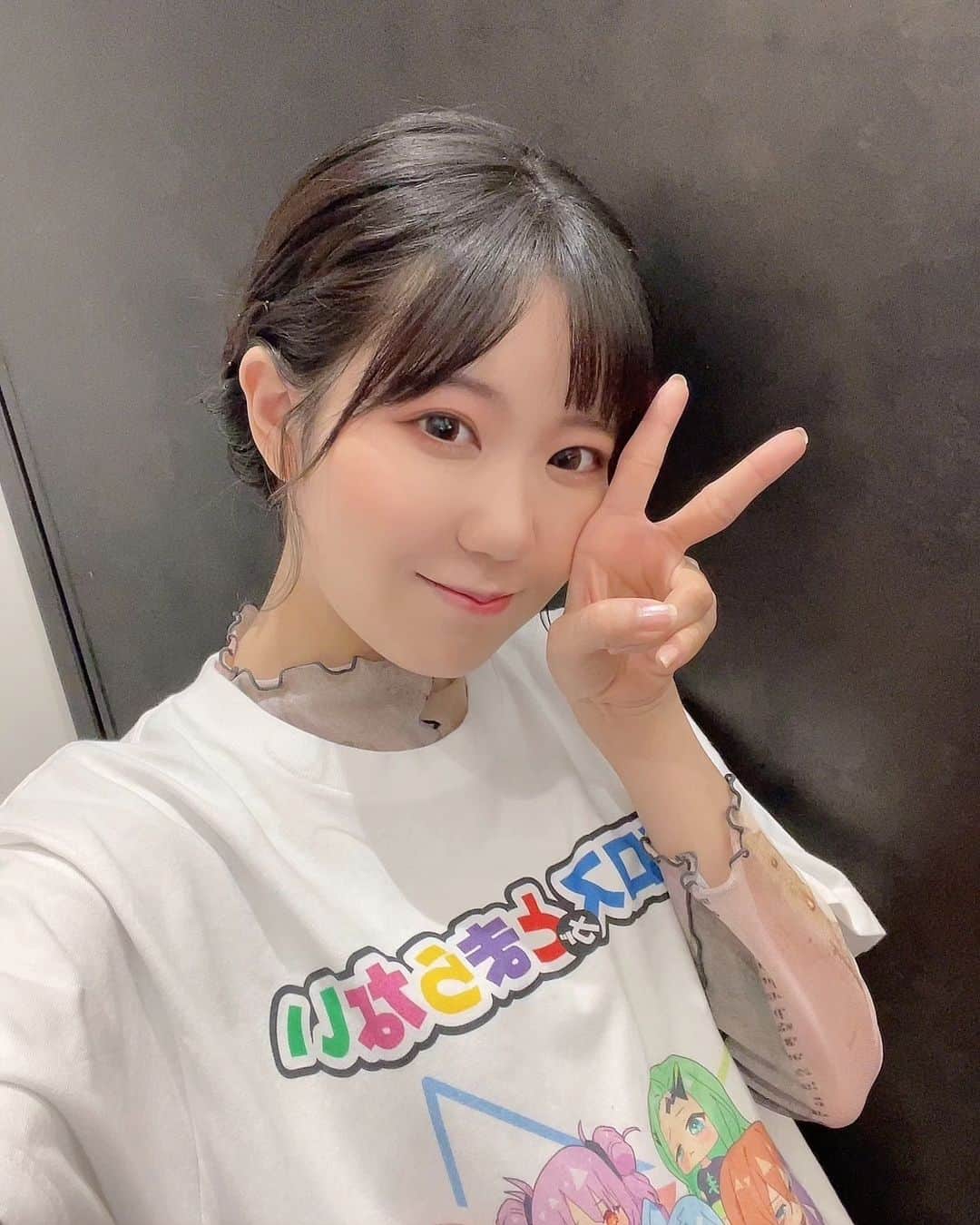 東山奈央のインスタグラム：「いえい！  最近、髪結べるくらい伸びてきました！！😄  でもこのあと実は……また髪切っちゃったので、今はまた短くなりました（笑）  そんな写真はまた今度💡  さて、このあと19:30に！  重大発表があります……！！！  池袋のハレザビジョンで何かが起こる……✨  お時間ある方はぜひお集まりください🎉」