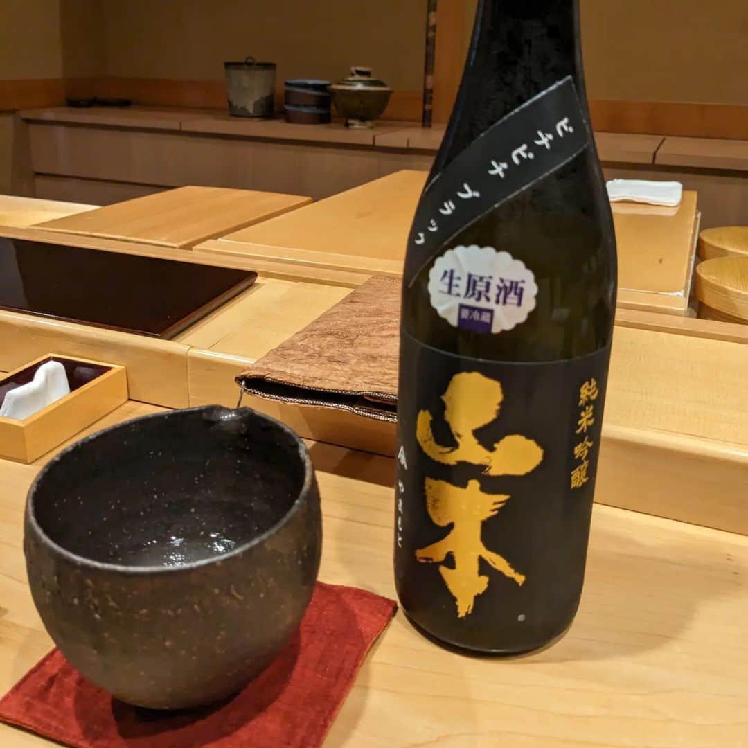 近藤淳子さんのインスタグラム写真 - (近藤淳子Instagram)「続き...  夜は、名店【すし匠】へ。一白水成はじめ秋田の日本酒堪能する鮨文化に心底うなりました。日本酒がとことん進み過ぎたことは、言うまでもありません。  福禄寿酒造様の五城目町への敬愛、尊い祈りがつまった神事、現代の酒造り改革、そして人々と真摯に向き合い続ける蔵の姿勢に、改めて日本の豊かな美しさを体験できました。  #すし匠  #秋田」10月24日 17時58分 - kondo_junko_