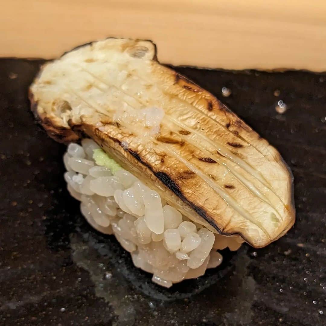 近藤淳子さんのインスタグラム写真 - (近藤淳子Instagram)「続き...  夜は、名店【すし匠】へ。一白水成はじめ秋田の日本酒堪能する鮨文化に心底うなりました。日本酒がとことん進み過ぎたことは、言うまでもありません。  福禄寿酒造様の五城目町への敬愛、尊い祈りがつまった神事、現代の酒造り改革、そして人々と真摯に向き合い続ける蔵の姿勢に、改めて日本の豊かな美しさを体験できました。  #すし匠  #秋田」10月24日 17時58分 - kondo_junko_