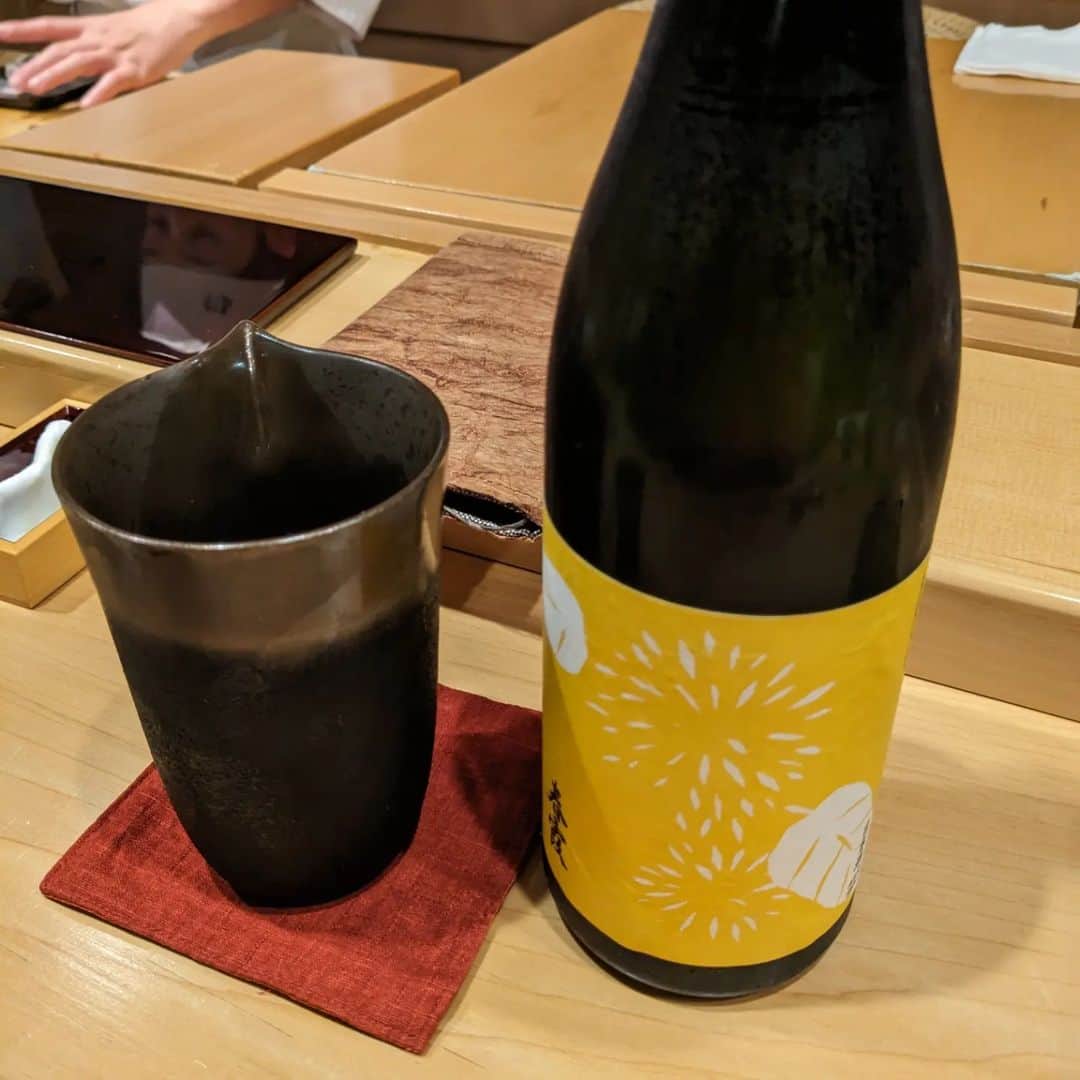 近藤淳子さんのインスタグラム写真 - (近藤淳子Instagram)「続き...  夜は、名店【すし匠】へ。一白水成はじめ秋田の日本酒堪能する鮨文化に心底うなりました。日本酒がとことん進み過ぎたことは、言うまでもありません。  福禄寿酒造様の五城目町への敬愛、尊い祈りがつまった神事、現代の酒造り改革、そして人々と真摯に向き合い続ける蔵の姿勢に、改めて日本の豊かな美しさを体験できました。  #すし匠  #秋田」10月24日 17時58分 - kondo_junko_