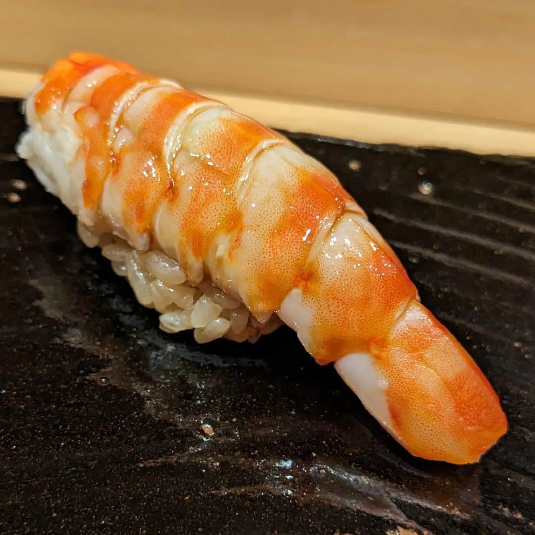 近藤淳子さんのインスタグラム写真 - (近藤淳子Instagram)「続き...  夜は、名店【すし匠】へ。一白水成はじめ秋田の日本酒堪能する鮨文化に心底うなりました。日本酒がとことん進み過ぎたことは、言うまでもありません。  福禄寿酒造様の五城目町への敬愛、尊い祈りがつまった神事、現代の酒造り改革、そして人々と真摯に向き合い続ける蔵の姿勢に、改めて日本の豊かな美しさを体験できました。  #すし匠  #秋田」10月24日 17時58分 - kondo_junko_