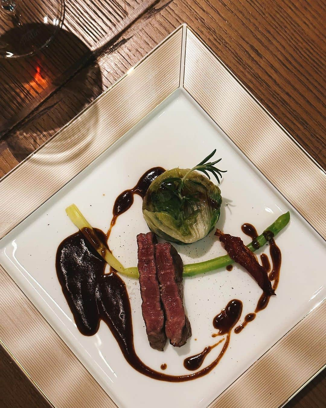 長谷川夕希子さんのインスタグラム写真 - (長谷川夕希子Instagram)「夕希ログ🍽️ 🇫🇷&🍷  美味しいお料理🇫🇷とワイン🍷の マリアージュを 大手町プレイスウェストタワーにある Bulls Tokyo @bullstokyo で愉しんできました🥰🍽️🍷💞  フランスの星付きレストランで研鑽を積んだ 小川料理長が織りなす伝統とモダンが美しく融合したフレンチ😋✨  @bullstokyo では、 特大の伊勢海老🦞や 和牛熟成肉Tボーンステーキ🥩、 そして70種類以上のワイン🍾　 楽しめるの🥰  入り口を入ると、管楽器の照明がお洒落なウェイティングバーがお出迎え🍸  バーテンダーさんおすすめのワインを飲みながらZ世代女子の登場をゆったり待ちます😉🍾✨  そして、オープンキッチンの長廊下の先は、シンバルのお洒落な照明に大人空間が浮かぶメインダイニングへ✨  奥のラグジュアリーシートで、 コースをストーリーとしてお届けする Bulls Tokyoのスタイル 【愉】コース を、 ペアリングと共に頂きました🥰🍽️🍷🍾  一皿一皿美しさと、愉しさがあり、 素材の良さを引き立て合いながら、 お皿の中で心地よい演奏🎹を奏でている様でしたよ😋  それぞれのワイン🍷との相性の良さを語り合いながら、お喋りにも花が咲きました💐😊🍽️🍽️🍷🍷☺️💐  私たちがいただいたコースはこちら💁‍♀️  【愉】  ・アミューズ 本日の一口アミューズ マカロン  ・アントレ1(魚帽) 縞鯵と銀ジャケのシャルロット、タイムと青柚子の香り  ・アントレ2(重肝) フォワグラ、燻製マグレカナールのミルフィーユ仕立て、マンゴーとバルサミコソース  ・スープ(番茄) 冷製ガスパチョ  ・ポワソン(海鍋) 魚介のブイヤベース、ブルズスタイル  ・グラニテ(削氷) 　ブラッドオレンジとミント  ・ヴィアンド（萵苣牛） 黒花牛ヒレ🐂のグリル、シチューと麦のリゾットを詰めたレタスのタンバル添え  ・アヴァンデセール(鳳梨) パインのどら焼き風  ・グランデセール(歌姫) ペーシュメルバ  ・パン、コーヒー、小菓子  　	 🚇「大手町駅」A5出口 徒歩1分 JR「東京駅」丸の内北口 徒歩7分  📞 0362623064  東京都千代田区大手町2-3-1 大手町プレイス　ウェストタワー1F 101  ランチ： 11:30 ～ 15:00(L.O 14:00)  ディナー：17:00 ～ 23:00(L.O 21:00  #BullsTokyo  #東京グルメ  #大手町グルメ  #東京フレンチ  #大手町ディナー  #大手町プレイス  #大手町  #東京デート  #東京ディナー  #アラフォーライフ  #美魔女 #大人女子会  #大人デート  #アラフィフライフ  #フレンチ料理  #東京駅近」10月24日 18時04分 - yukikogabby