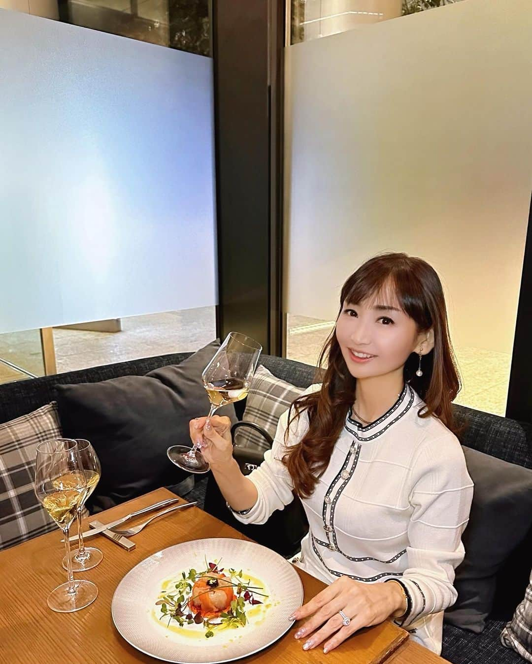 長谷川夕希子さんのインスタグラム写真 - (長谷川夕希子Instagram)「夕希ログ🍽️ 🇫🇷&🍷  美味しいお料理🇫🇷とワイン🍷の マリアージュを 大手町プレイスウェストタワーにある Bulls Tokyo @bullstokyo で愉しんできました🥰🍽️🍷💞  フランスの星付きレストランで研鑽を積んだ 小川料理長が織りなす伝統とモダンが美しく融合したフレンチ😋✨  @bullstokyo では、 特大の伊勢海老🦞や 和牛熟成肉Tボーンステーキ🥩、 そして70種類以上のワイン🍾　 楽しめるの🥰  入り口を入ると、管楽器の照明がお洒落なウェイティングバーがお出迎え🍸  バーテンダーさんおすすめのワインを飲みながらZ世代女子の登場をゆったり待ちます😉🍾✨  そして、オープンキッチンの長廊下の先は、シンバルのお洒落な照明に大人空間が浮かぶメインダイニングへ✨  奥のラグジュアリーシートで、 コースをストーリーとしてお届けする Bulls Tokyoのスタイル 【愉】コース を、 ペアリングと共に頂きました🥰🍽️🍷🍾  一皿一皿美しさと、愉しさがあり、 素材の良さを引き立て合いながら、 お皿の中で心地よい演奏🎹を奏でている様でしたよ😋  それぞれのワイン🍷との相性の良さを語り合いながら、お喋りにも花が咲きました💐😊🍽️🍽️🍷🍷☺️💐  私たちがいただいたコースはこちら💁‍♀️  【愉】  ・アミューズ 本日の一口アミューズ マカロン  ・アントレ1(魚帽) 縞鯵と銀ジャケのシャルロット、タイムと青柚子の香り  ・アントレ2(重肝) フォワグラ、燻製マグレカナールのミルフィーユ仕立て、マンゴーとバルサミコソース  ・スープ(番茄) 冷製ガスパチョ  ・ポワソン(海鍋) 魚介のブイヤベース、ブルズスタイル  ・グラニテ(削氷) 　ブラッドオレンジとミント  ・ヴィアンド（萵苣牛） 黒花牛ヒレ🐂のグリル、シチューと麦のリゾットを詰めたレタスのタンバル添え  ・アヴァンデセール(鳳梨) パインのどら焼き風  ・グランデセール(歌姫) ペーシュメルバ  ・パン、コーヒー、小菓子  　	 🚇「大手町駅」A5出口 徒歩1分 JR「東京駅」丸の内北口 徒歩7分  📞 0362623064  東京都千代田区大手町2-3-1 大手町プレイス　ウェストタワー1F 101  ランチ： 11:30 ～ 15:00(L.O 14:00)  ディナー：17:00 ～ 23:00(L.O 21:00  #BullsTokyo  #東京グルメ  #大手町グルメ  #東京フレンチ  #大手町ディナー  #大手町プレイス  #大手町  #東京デート  #東京ディナー  #アラフォーライフ  #美魔女 #大人女子会  #大人デート  #アラフィフライフ  #フレンチ料理  #東京駅近」10月24日 18時04分 - yukikogabby