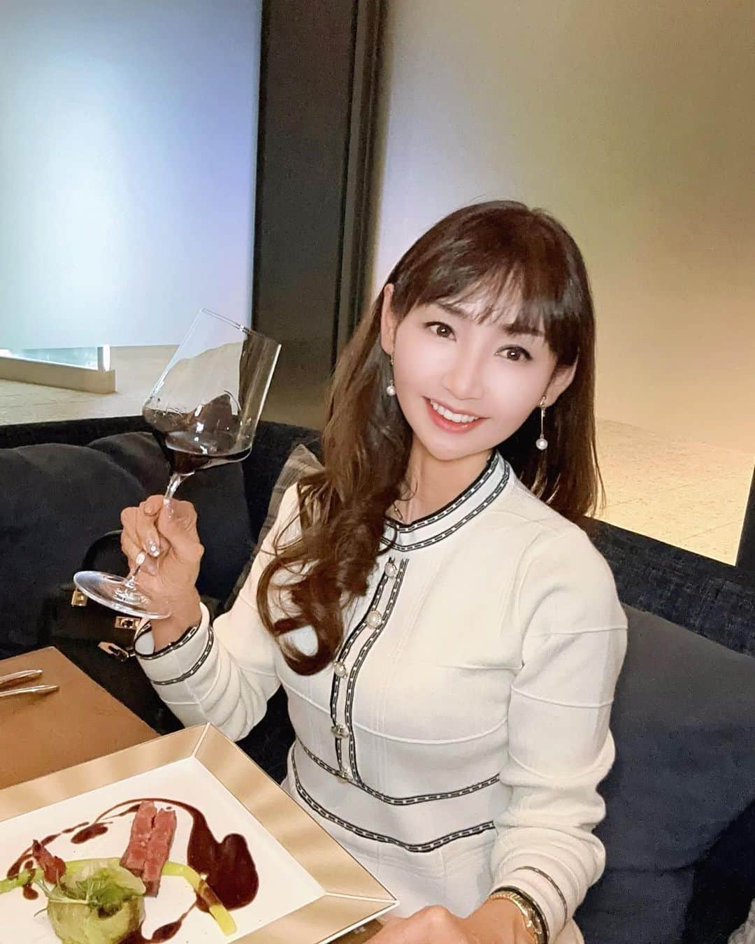 長谷川夕希子のインスタグラム：「夕希ログ🍽️ 🇫🇷&🍷  美味しいお料理🇫🇷とワイン🍷の マリアージュを 大手町プレイスウェストタワーにある Bulls Tokyo @bullstokyo で愉しんできました🥰🍽️🍷💞  フランスの星付きレストランで研鑽を積んだ 小川料理長が織りなす伝統とモダンが美しく融合したフレンチ😋✨  @bullstokyo では、 特大の伊勢海老🦞や 和牛熟成肉Tボーンステーキ🥩、 そして70種類以上のワイン🍾　 楽しめるの🥰  入り口を入ると、管楽器の照明がお洒落なウェイティングバーがお出迎え🍸  バーテンダーさんおすすめのワインを飲みながらZ世代女子の登場をゆったり待ちます😉🍾✨  そして、オープンキッチンの長廊下の先は、シンバルのお洒落な照明に大人空間が浮かぶメインダイニングへ✨  奥のラグジュアリーシートで、 コースをストーリーとしてお届けする Bulls Tokyoのスタイル 【愉】コース を、 ペアリングと共に頂きました🥰🍽️🍷🍾  一皿一皿美しさと、愉しさがあり、 素材の良さを引き立て合いながら、 お皿の中で心地よい演奏🎹を奏でている様でしたよ😋  それぞれのワイン🍷との相性の良さを語り合いながら、お喋りにも花が咲きました💐😊🍽️🍽️🍷🍷☺️💐  私たちがいただいたコースはこちら💁‍♀️  【愉】  ・アミューズ 本日の一口アミューズ マカロン  ・アントレ1(魚帽) 縞鯵と銀ジャケのシャルロット、タイムと青柚子の香り  ・アントレ2(重肝) フォワグラ、燻製マグレカナールのミルフィーユ仕立て、マンゴーとバルサミコソース  ・スープ(番茄) 冷製ガスパチョ  ・ポワソン(海鍋) 魚介のブイヤベース、ブルズスタイル  ・グラニテ(削氷) 　ブラッドオレンジとミント  ・ヴィアンド（萵苣牛） 黒花牛ヒレ🐂のグリル、シチューと麦のリゾットを詰めたレタスのタンバル添え  ・アヴァンデセール(鳳梨) パインのどら焼き風  ・グランデセール(歌姫) ペーシュメルバ  ・パン、コーヒー、小菓子  　	 🚇「大手町駅」A5出口 徒歩1分 JR「東京駅」丸の内北口 徒歩7分  📞 0362623064  東京都千代田区大手町2-3-1 大手町プレイス　ウェストタワー1F 101  ランチ： 11:30 ～ 15:00(L.O 14:00)  ディナー：17:00 ～ 23:00(L.O 21:00  #BullsTokyo  #東京グルメ  #大手町グルメ  #東京フレンチ  #大手町ディナー  #大手町プレイス  #大手町  #東京デート  #東京ディナー  #アラフォーライフ  #美魔女 #大人女子会  #大人デート  #アラフィフライフ  #フレンチ料理  #東京駅近」