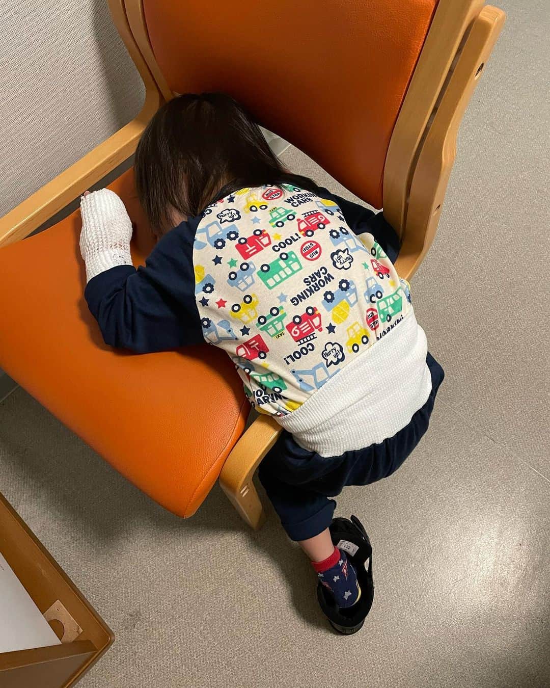 桜田聖子さんのインスタグラム写真 - (桜田聖子Instagram)「無事に❓なんとかバタバタと、入院しました！  なんと、ネェネが昨日の夜中に鼻血を出したり発熱したり、まさか？と思ったら、インフルエンザ発症😷  自宅を出る前に、『ママと離れたくない〜！！』と泣き叫ぶネェネをなんとかなだめながら、予定より１時間遅く、入院。  入院手続きやら、手術の説明やら、心臓のエコーやら、点滴やら、かなりバタバタとして、ようやくホッと一息ついています。  さっきネェネとテレビ電話したら、思いの外ケロッとしてて、一安心😮‍💨意外とそんなもんよね😅  テルマはというと、２年前まで、入院しまくってたので、知ってる看護師さんや先生ばかりで、テンション上がりまくり！年齢的に覚えてるはずは無いんだけど、何度も長く入院してたから、感覚的には覚えてるのかもなぁ  お昼ご飯もペロリとたいらげ、点滴を刺すのも泣くこともなく頑張り、ずーっとテンションが高かったから、私が麻酔科の先生からの説明を受けている間にスイッチが切れて、椅子に突っ伏して立ったまま寝てました🤣(思わず写真撮った笑)  これ書いてる間にも、２年前に沢山お世話になった看護師さん達が会いにきて下さって、テルマは寝ちゃってるけど、私も色々とお話させてもらって、ホントありがたい。輝馬、愛されてるね❣️  明日は午前中にカテーテル検査。頑張ろうね👍🏻  とにかく！私もテルマもネェネのインフル、もらっていません様に、祈るばかり🙏🏻🙏🏻🙏🏻  #downsyndrome #specialneeds #trisomy21 #ダウン症 #ダウン症候群 #トリソミー21 #4歳8ヶ月 #成長記録 #生まれてきてくれてありがとう  #心室中隔欠損症  #男の子ママ  #男の子 #boy #ダウン症ボーイ #trisomy21boy #カテーテル検査入院」10月24日 17時59分 - seikosakurada
