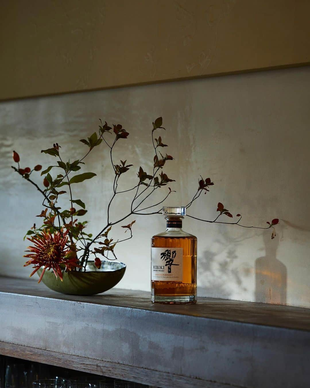 響 | SUNTORY WHISKY HIBIKIのインスタグラム：「. HIBIKI TIME ~二十四節気・霜降~  野の草が趣き深く染まる頃。 When the plants are deeply tinted with sentiment.  #hibiki #響 #hibiki_time #二十四節気 #24seasons #霜降 #soko #withnature #秋 #autumn #紅葉 #autumnleaves #生け花 #ikebana」