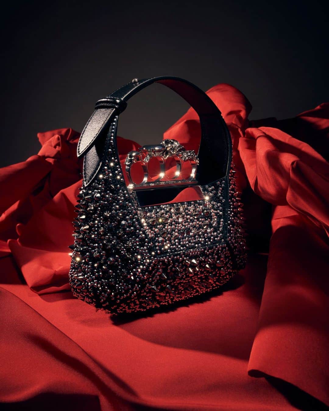 アレキサンダー・マックイーンのインスタグラム：「The Mini #McQueenHoboBag embellished with silver crystals.⁣ ⁣ Discover #McQueenGifts via the link in bio.⁣ ⁣ Photographed by @maximepoiblanc」