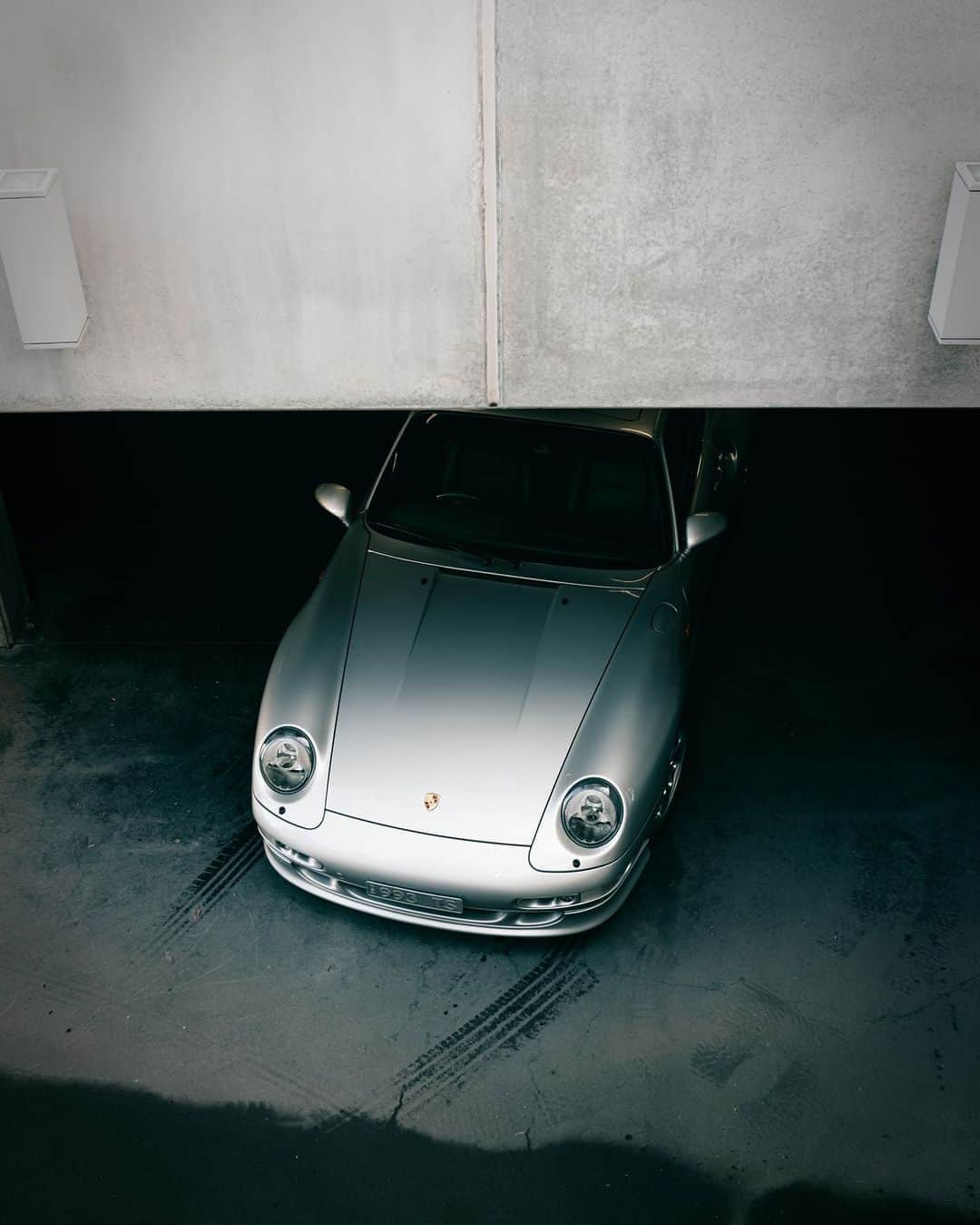 Porscheのインスタグラム：「Always on the hunt for those silver linings.  📸 @duckandwhale #PorscheMoment」