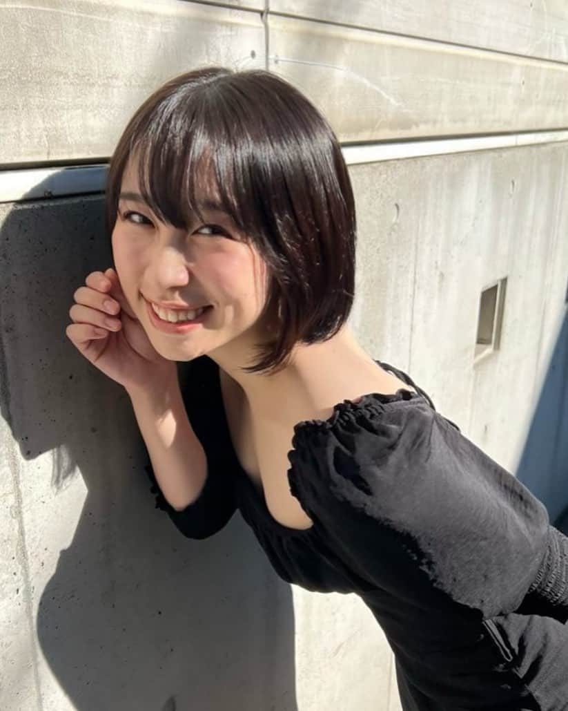 伊藤雨音のインスタグラム：「笑顔が1番だね🕺  冷たい風の中で太陽の光に当たるのが好きです☀️」