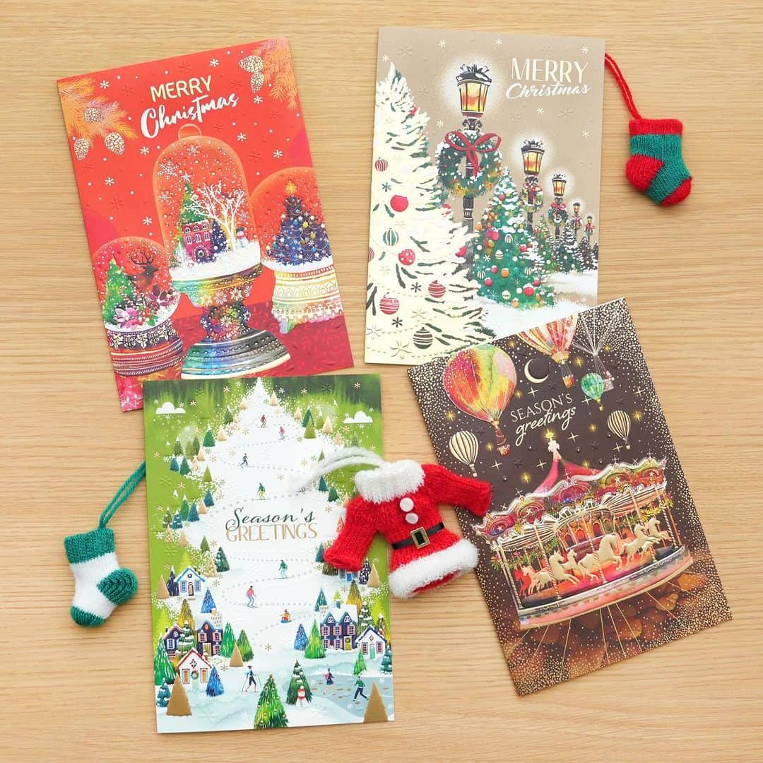 伊東屋のインスタグラム：「今年もカラーチャートのクリスマスカードが発売🎄  フランスのデザイナーが描いた繊細なタッチやコラージュが魅力的なイラストレーションに、箔押し・エンボスを加えて華やかに仕上げました。 冬のご挨拶にぜひいかがでしょうか。  COLOR CHART Christmas card 2023  ※新柄(画像1枚目)と旧柄(画像3枚目)で価格が異なります。  新柄：¥330 (本体 ¥300)　旧柄：¥308 (本体 ¥280)  ※封筒と中紙が各1枚付属しています。  #christmas#クリスマス#カード#グリーティングカード#ミニカード#輸入カード#インポートカード#お手紙#手紙#レター#cards#greetingcards#carddesign#stationery#銀座伊東屋#伊東屋#ginzaitoya#itoya#文房具#文具#文房具好き#文具好き#文具沼#文房具#stationery#stationeryaddict#stationerylove」