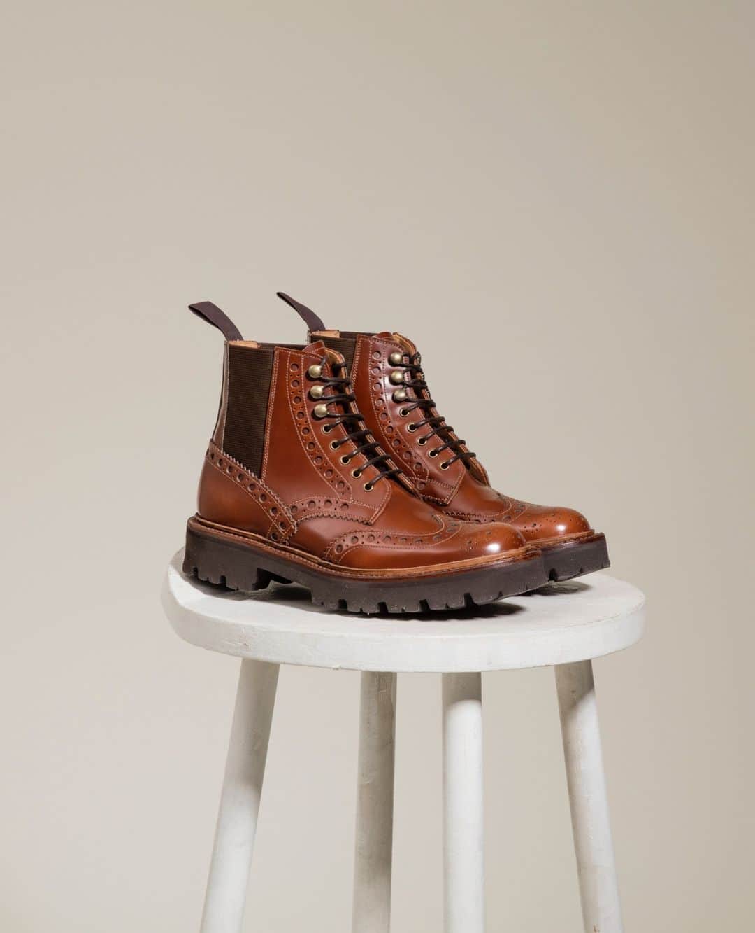 のインスタグラム：「Our Made in England classic brogue boot with elastic panels down the sides.⁠ ⁠ ⁠ ⁠ #grenson #grensonshoes #menswear #mensstyle #womenswear #womensstlye #style  #madeinengland」