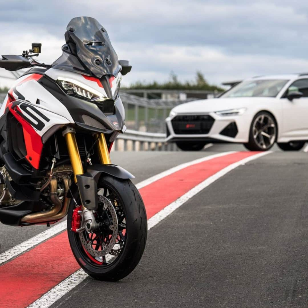 Ducati Japanのインスタグラム：「サーキットで、そしてサーキットからの帰途で、すべてにおいて最高のパフォーマンスで走る。  あらゆる走りの瞬間をエキサイティングな新しい体験に変える、新型ムルティストラーダV4 RS @AudiSport  詳細はドゥカティ公式Webサイトからご覧ください。 #ムルティストラーダ #Multistrada #ムルティストラーダV4 #ムルティストラーダV4RS #MultistradaV4RS #ツアラー #アドベンチャーバイク #ドゥカティワールドプレミア #DucatiWorldPremiere #DWP2024 #ドゥカティ #Ducati #20YearsofMultistrada #ChooseItAll #Audisport」