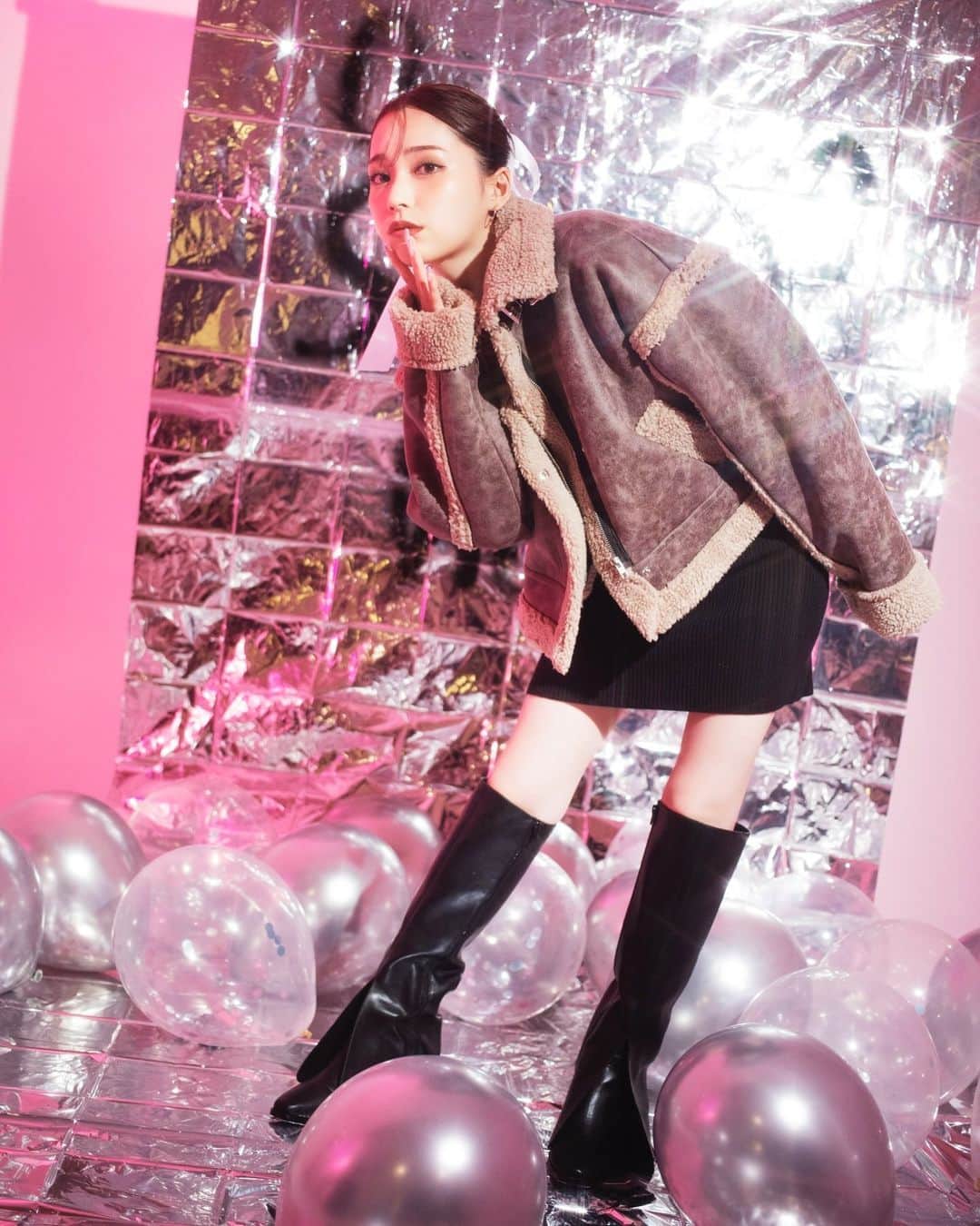 のインスタグラム：「. 『OUTER LOOK feat. HOHOMI NASU』 ⁡ ☑︎ツイードミックスビックカラーオーバージャケット ¥31,900(税込) ⁡ ☑︎B-3ボアショートジャケット ¥18,700(税込) ⁡ ☑︎フード付き中綿ロングコート ¥30,800(税込) ⁡ ☑︎レザーライク切替え中綿オーバージャケット ¥27,500(税込) ⁡ ☑︎N-2Bフライトショートジャケット ¥29,700(税込) ⁡ ____________________________________ ⁡ “令和の天使”と呼ばれるビジュアルで SNSを中心に爆発的人気を誇る 『那須ほほみ』 @nasu_hohomi が AWシーズンルックに登場💭 ⁡ ニットの次は寒い冬にかかせないアウターを 5コーデトータルコーディネートでご紹介。 主役級の1枚を。 ____________________________________ ⁡ プロフィール(@spiralgirl_official)のURLからチェック #SPIRALGIRL #スパイラルガール @spiralgirl_official」