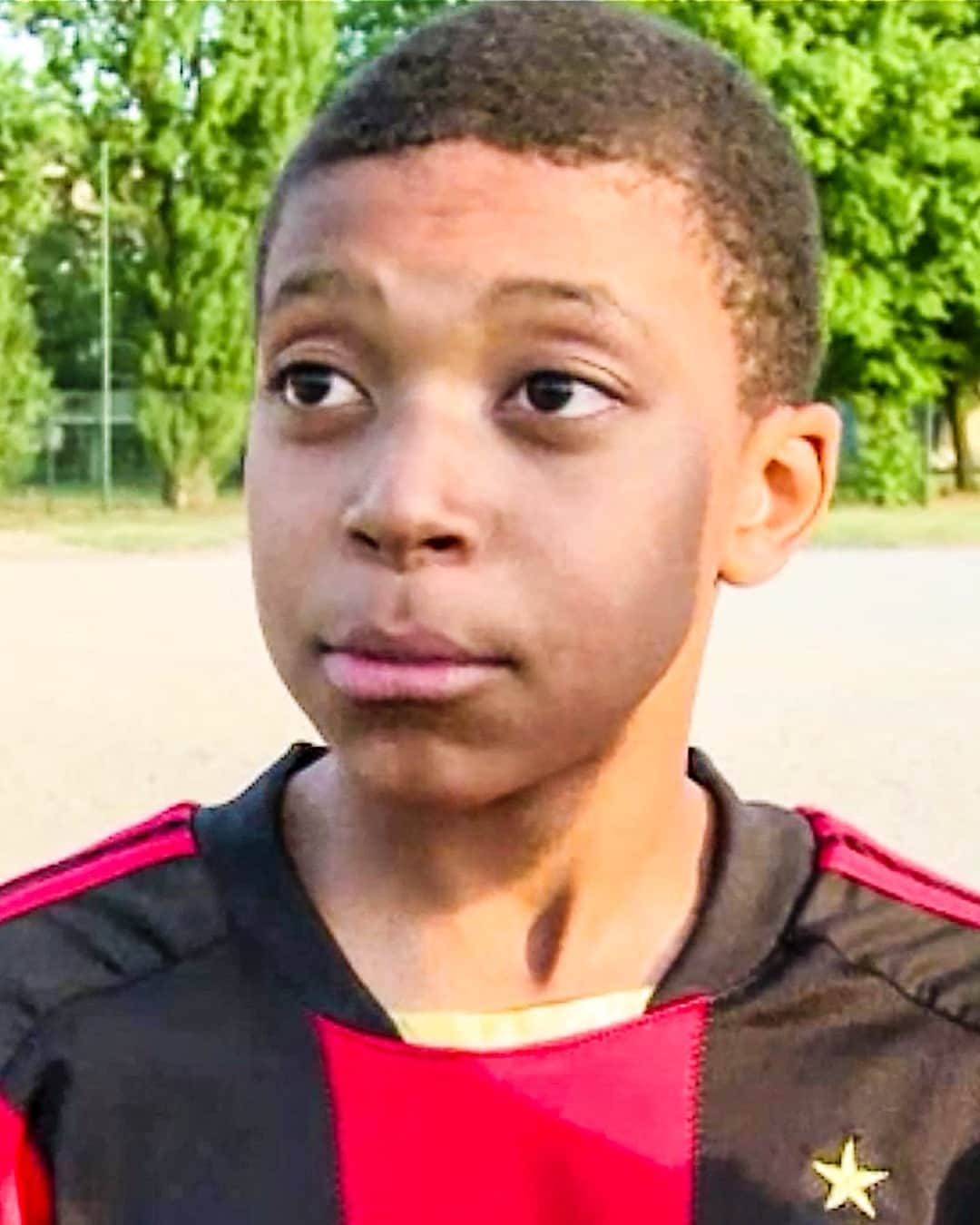 Skills • Freestyle • Tekkersさんのインスタグラム写真 - (Skills • Freestyle • TekkersInstagram)「Just 12-year-old Kylian Mbappé repping an AC Milan shirt. PSG face Milan in the Champions League on Wednesday 🌟」10月24日 18時01分 - skillsweekly