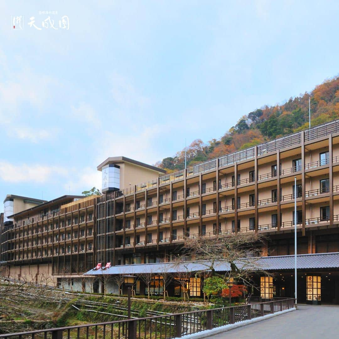 【公式】箱根湯本温泉 天成園のインスタグラム：「♨ 秋風が気持ち良い季節♪  天成園までお散歩してみませんか？  新宿→箱根湯本まではロマンスカーで90分🚄 箱根湯本駅→天成園は商店街と須雲川沿いを通って徒歩12分前後です🍁  足湯や御朱印、お食事などご用意してお待ちしております♪  ルート案内動画はリール動画からご覧ください👀  #箱根 #箱根湯本 #天成園 #箱根湯本温泉 #天成園箱根湯本 #温泉 #本格温泉 #箱根ホテル #箱根旅館 #箱根旅行 #旅行 #個室 #貸し切り #レンタル浴衣 #露天風呂」