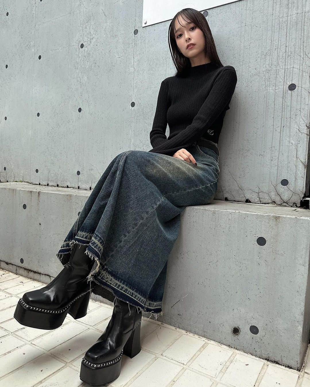 ENVYMのインスタグラム：「【𝐍𝐄𝐖𝐀𝐑𝐑𝐈𝐕𝐀𝐋🩶】 ⁡ ⁡ ✔︎︎︎︎ヴィンテージデニムロングスカート color/BLUE price/¥9,790 ComingSoon.. ⁡ ■ポイント 黄味がかったオーバーダイ加工が可愛いロングスカート♪ ⁡ ■ディティール 色味が今季らしく、y2kムード漂うロングスカート。 裾の加工感、切りっぱなしデザインがヴィンテージライクでお洒落に決まります。 綺麗なAラインシルエットで脚長効果も叶います◎ ⁡ ■スタイリング タイトニットやショートトップスを合わせたバランスがスタイルアップの秘訣！ ベルトを使ってハイウエストで合わせたり、ややローウエスト気味で着用するのもおすすめ◎ ⁡ -————————————— ⁡ ⁡ ⁡ #ENVYM #2023AW」